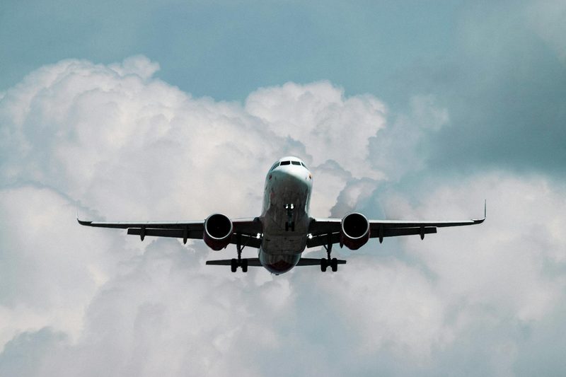 Ein Flugzeug fliegt durch eine bewölkte Himmelskulisse.