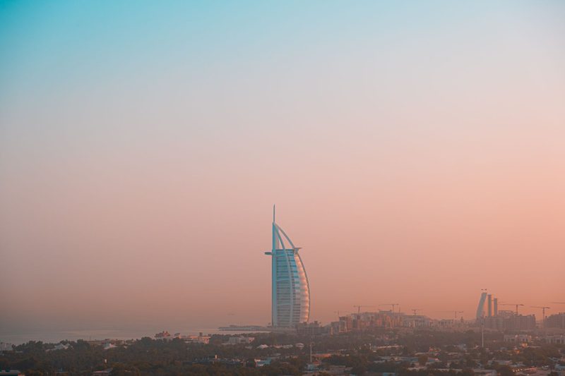 Dubai, Vereinigte Arabische Emirate - A breathtaking view of the Burj Al Arab with a vibrant evening sky in Dubai.