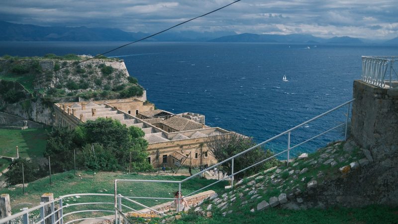 Korfu, Griechenland - Explore a historic coastal fort overlooking a deep blue sea with distant sailboa