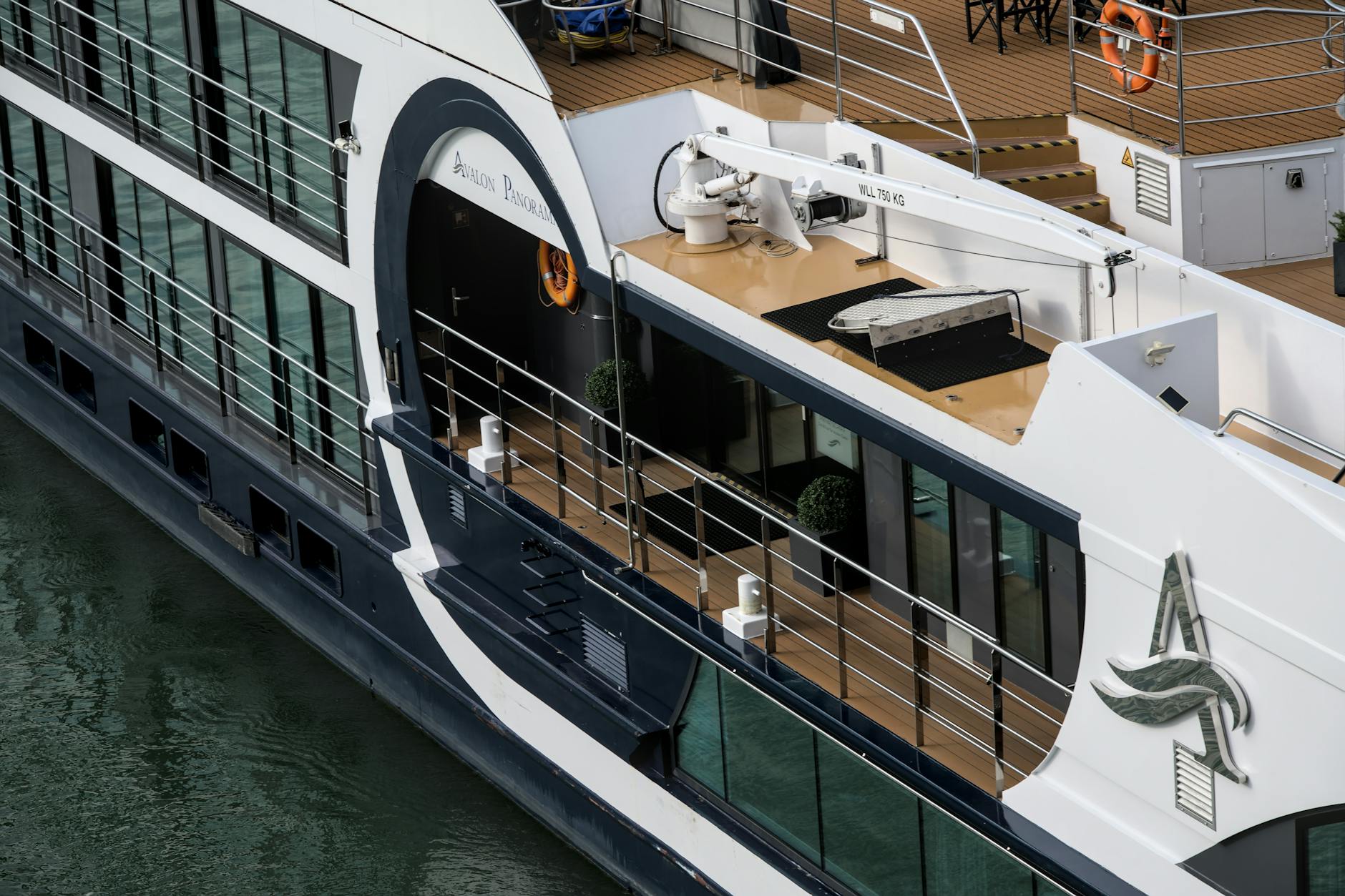 Ein Flusskreuzfahrtschiff mit dem Namen Avalon Panorama liegt im Wasser.