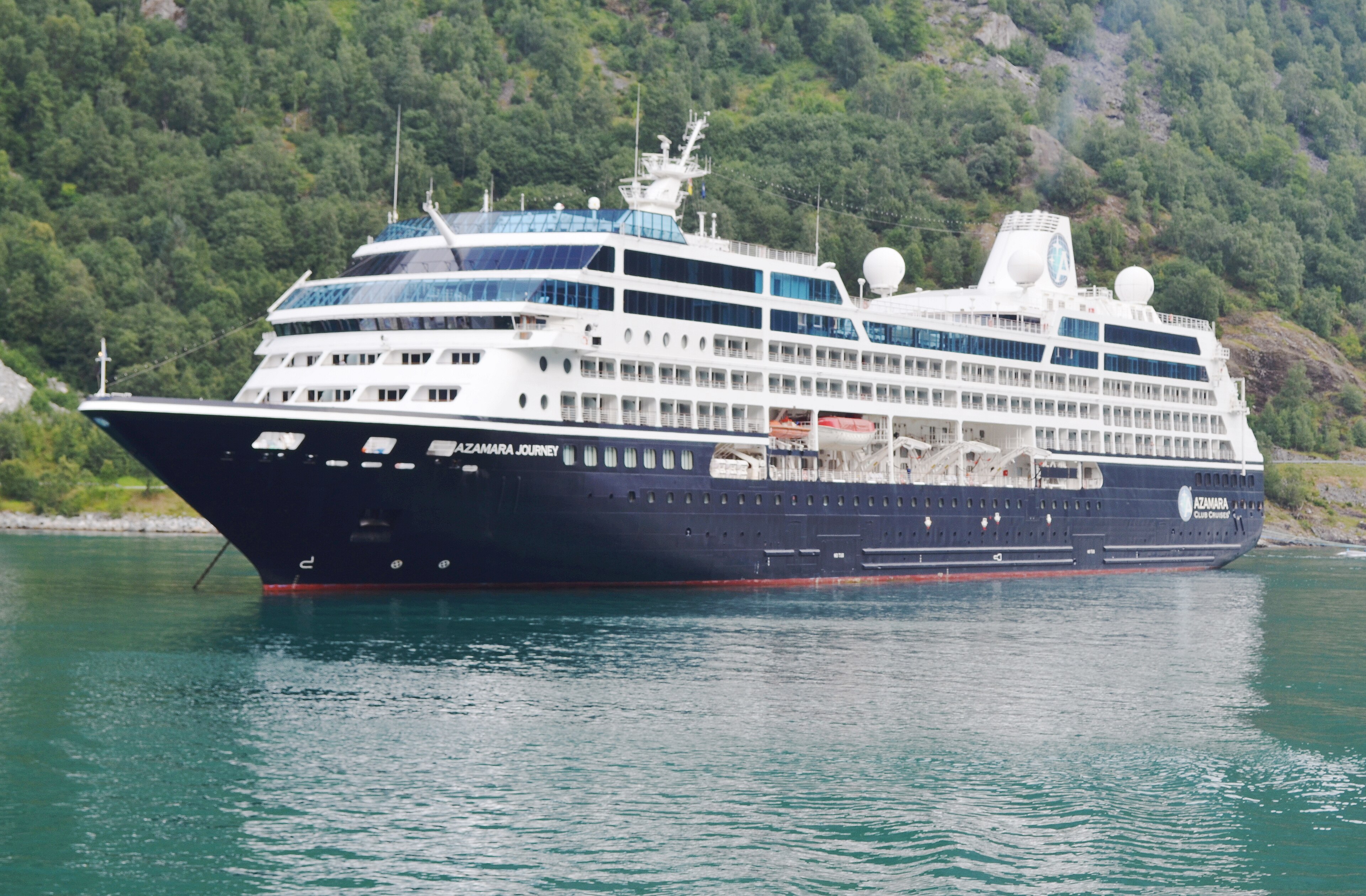 Ein großes Kreuzfahrtschiff mit dem Namen 