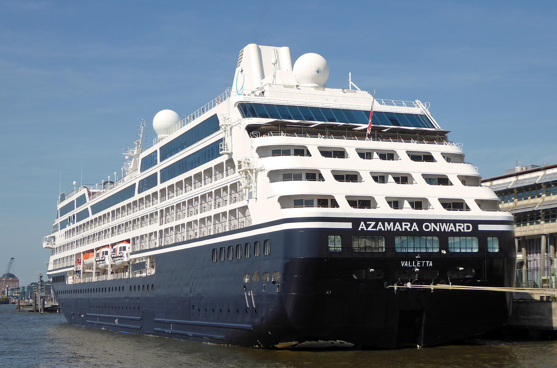Ein großes Kreuzfahrtschiff mit dem Namen 