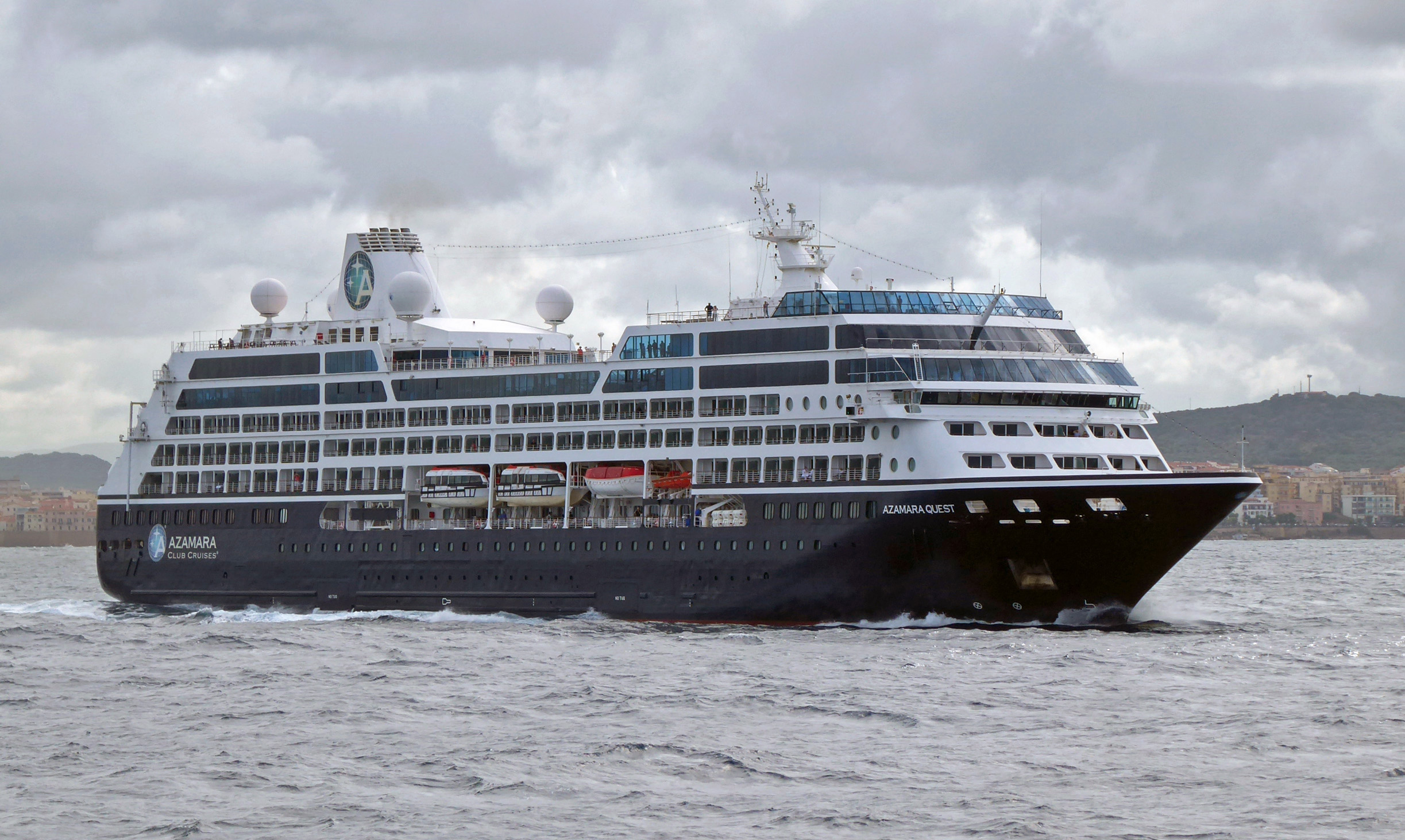 Ein großes Kreuzfahrtschiff mit dem Namen 