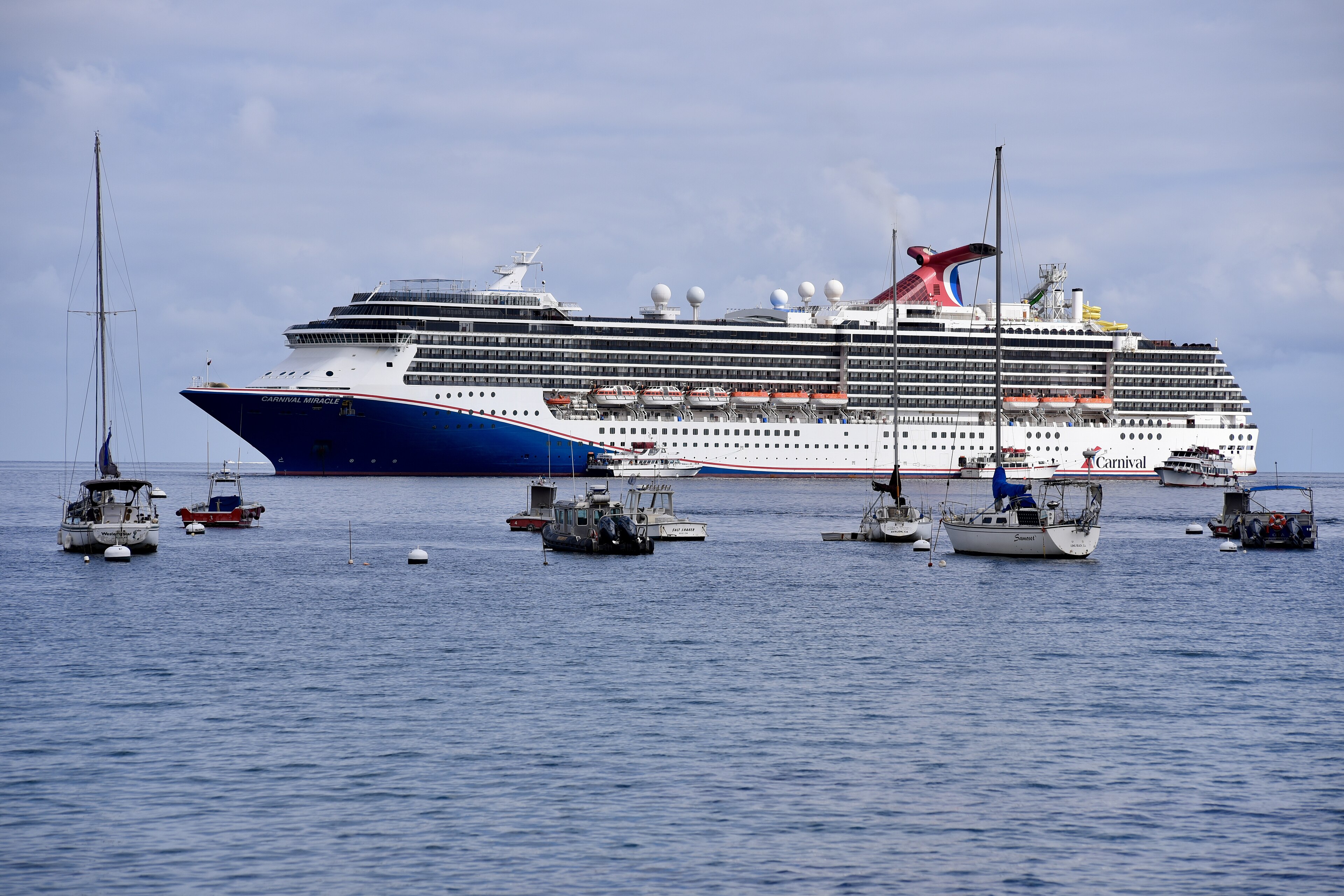 Ein großes Kreuzfahrtschiff mit dem Namen 