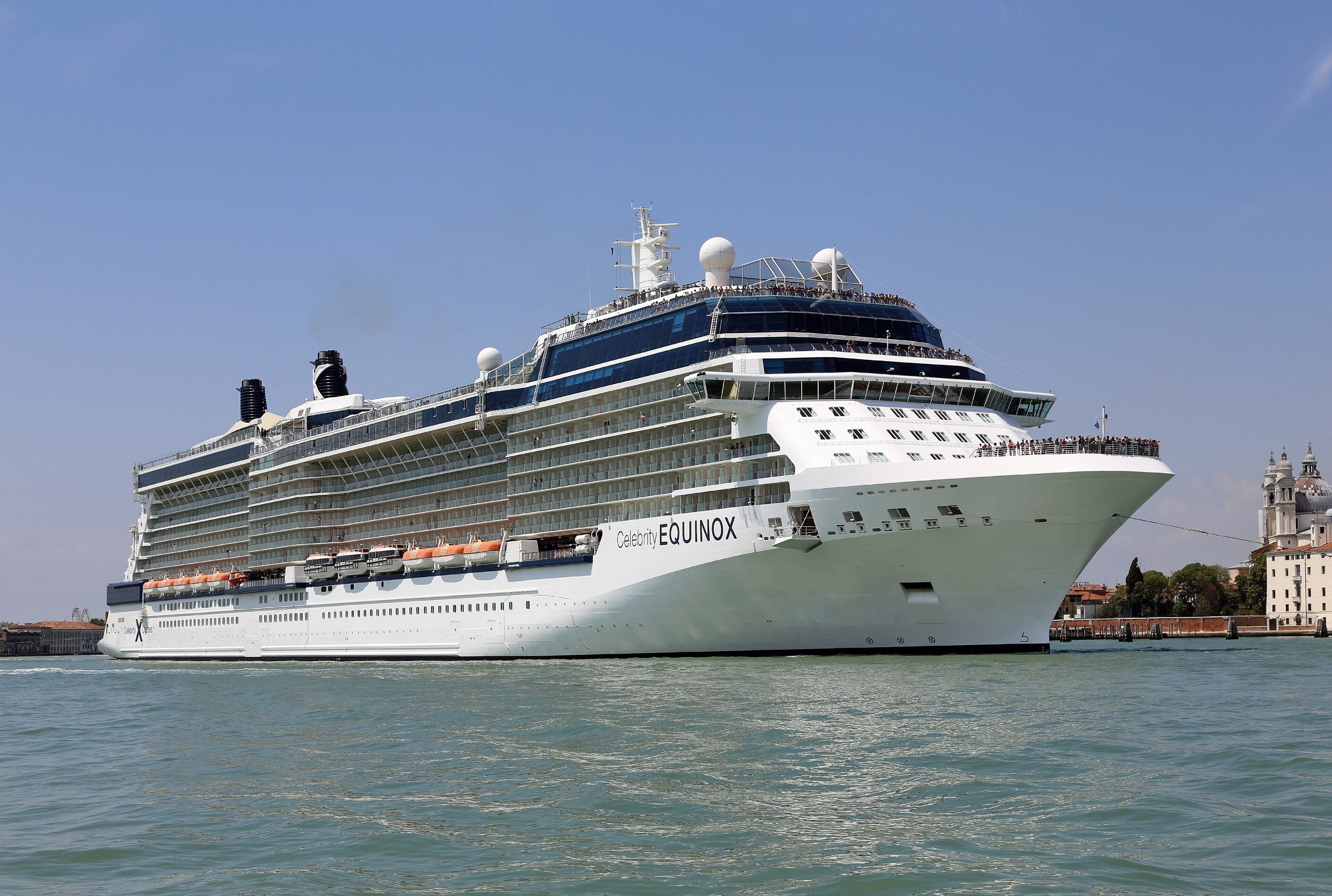 Ein großes weißes Kreuzfahrtschiff namens Celebrity Equinox fährt auf dem Wasser in der Nähe von Venedig.