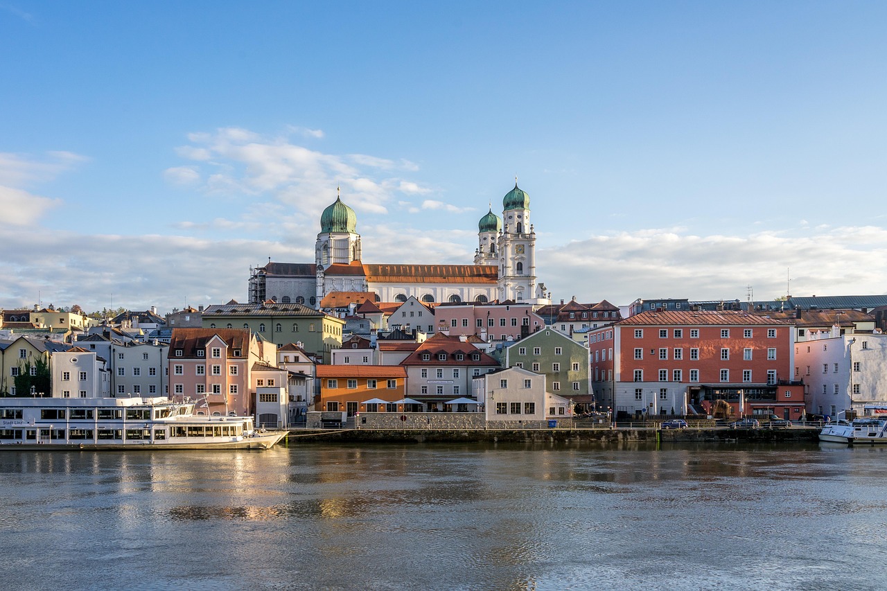 Die Altstadt von Passau mit dem Dom St. Stephan und der Donau im Vordergrund.