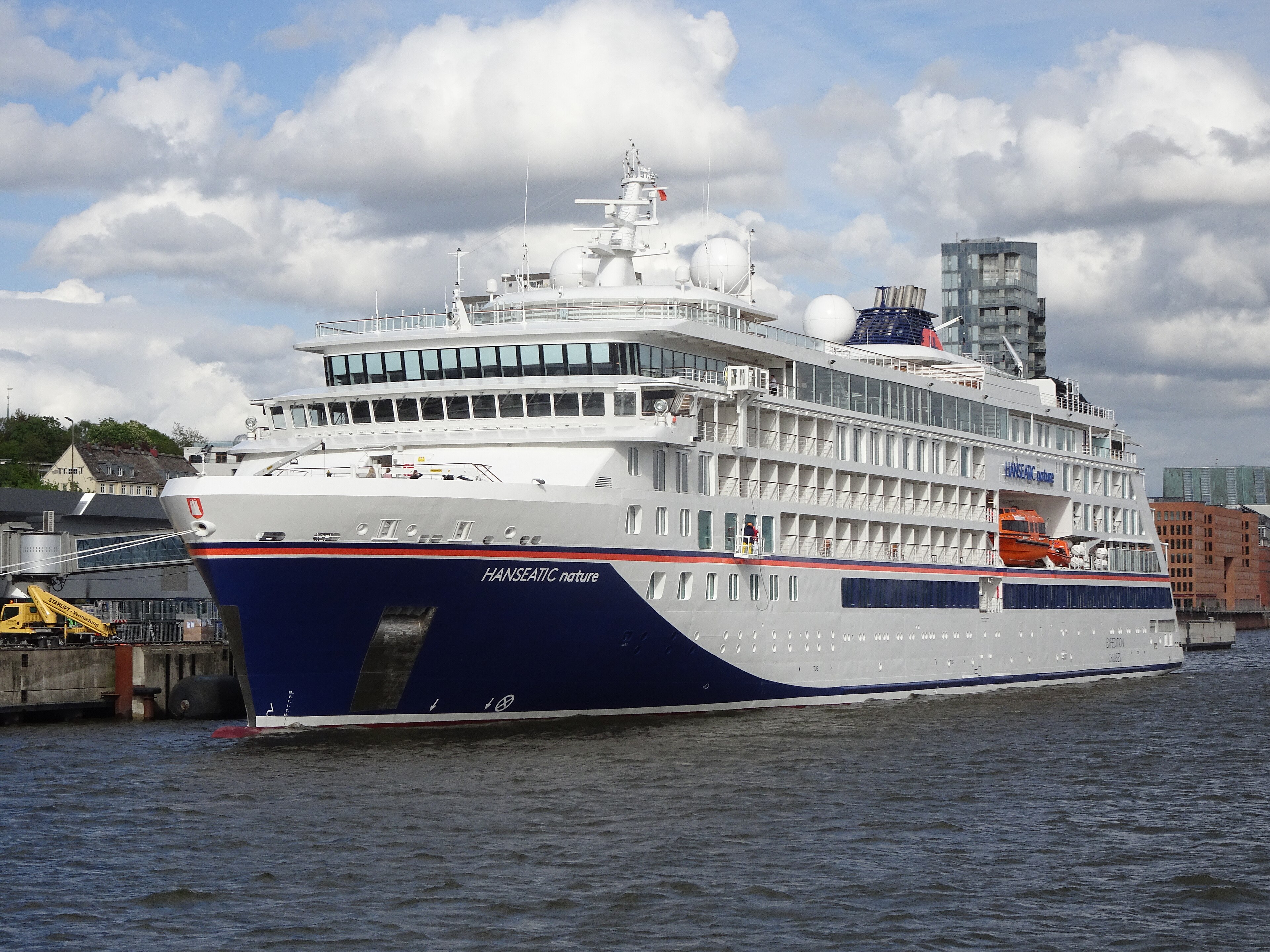 Ein großes weißes Kreuzfahrtschiff mit dem Namen 