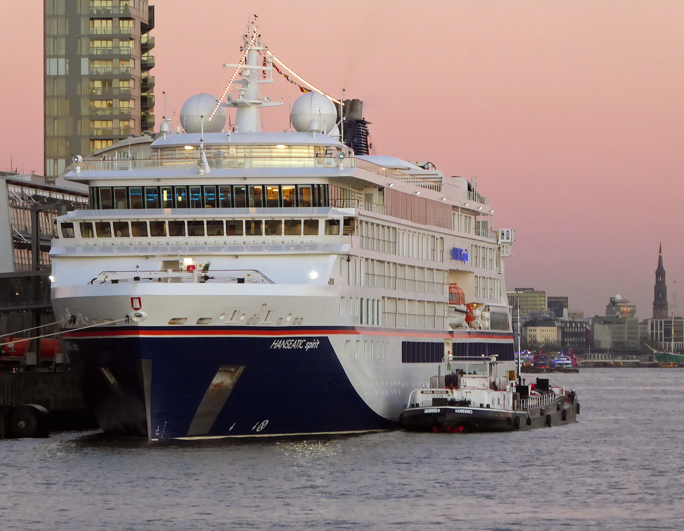 Ein großes Kreuzfahrtschiff mit dem Namen 