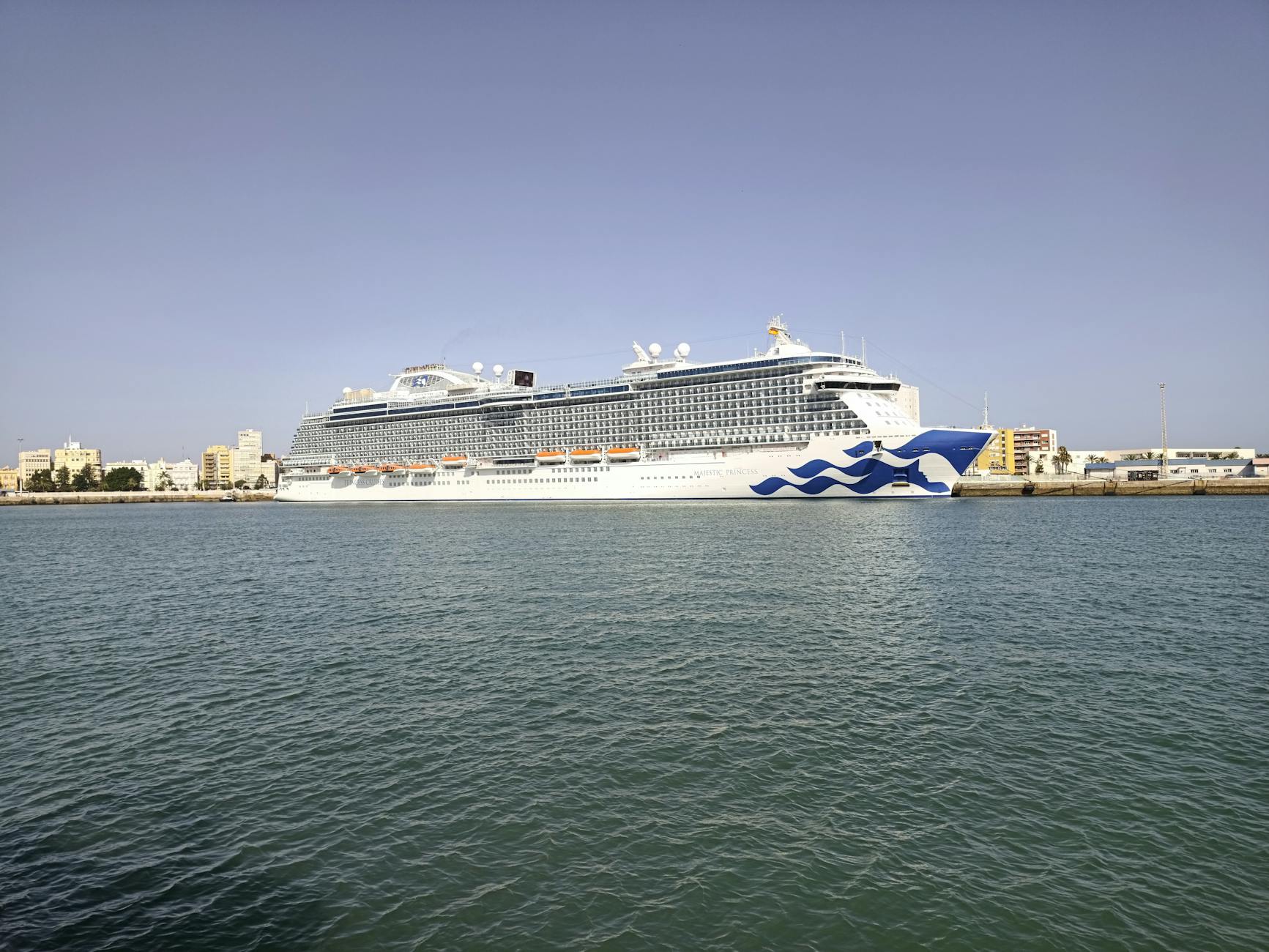 Ein großes Kreuzfahrtschiff mit dem Namen 