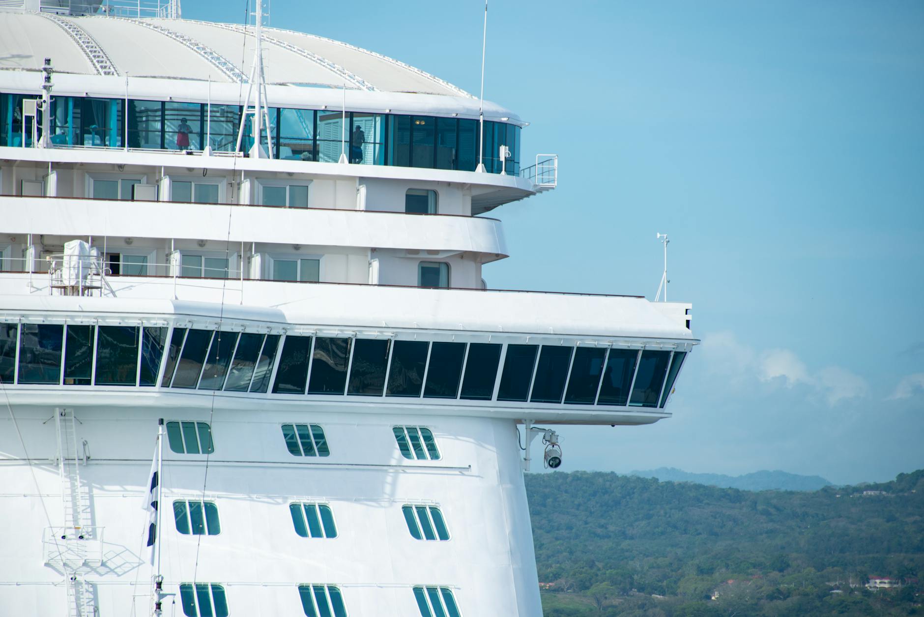 P&O Cruises Kreuzfahrtschiff - A detailed view of a cruise ship with clear skies, highlighting its design and a