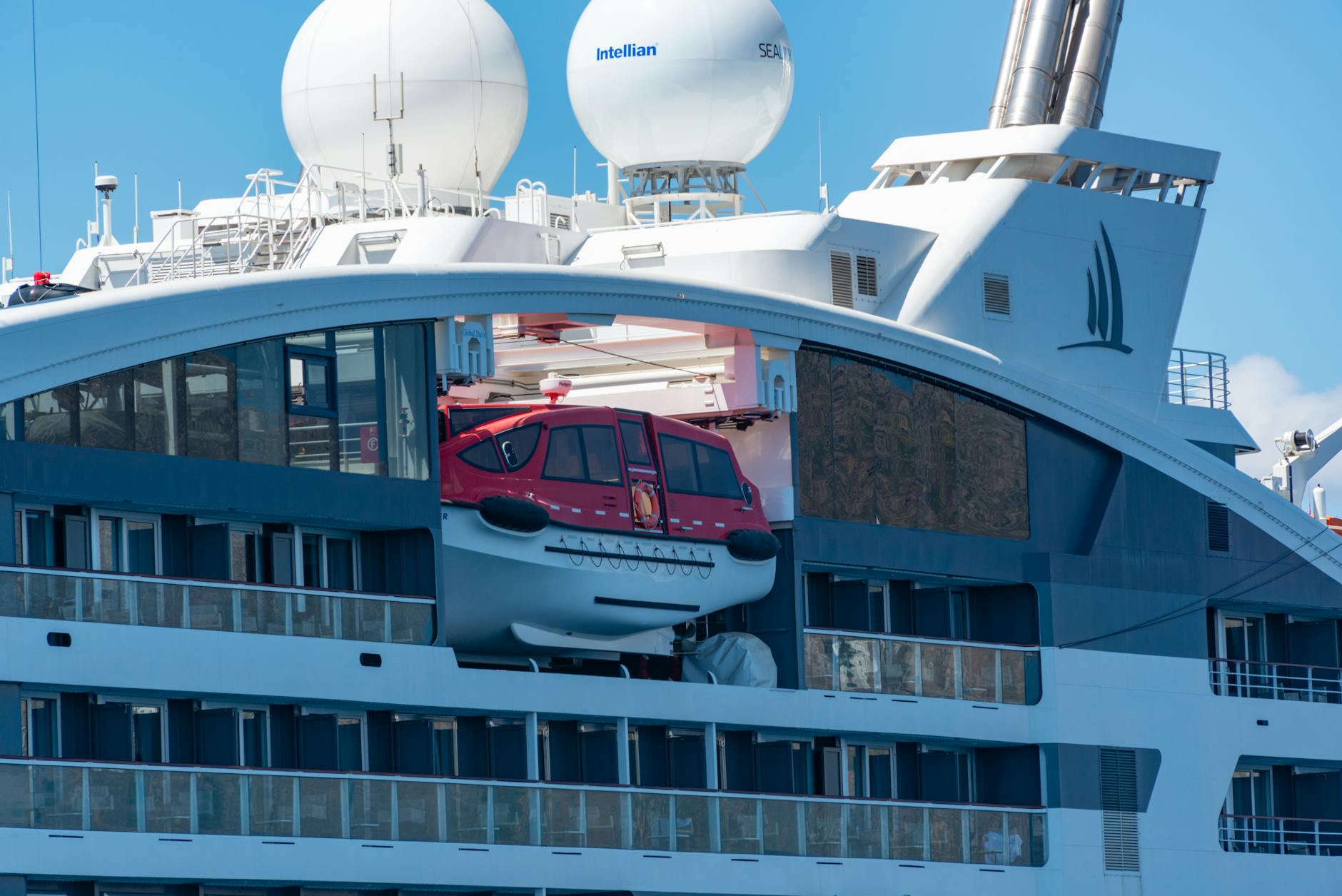 Seabourn Kreuzfahrtschiff - Close-up of a modern luxury cruise ship featuring a rescue boat and sleek design