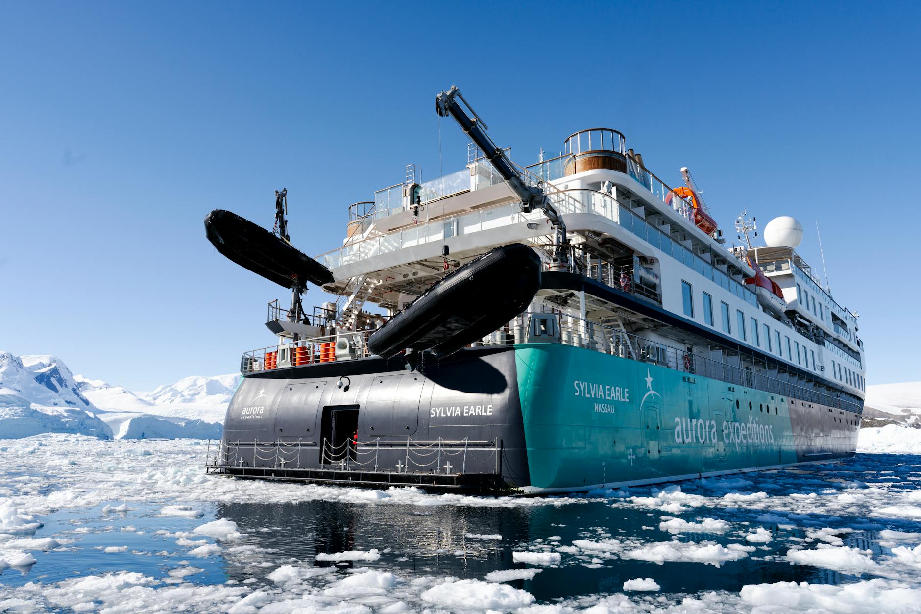 HX Expeditions Kreuzfahrtschiff - The expedition ship Sylvia Earle navigating icy waters in the Arctic, surrounded