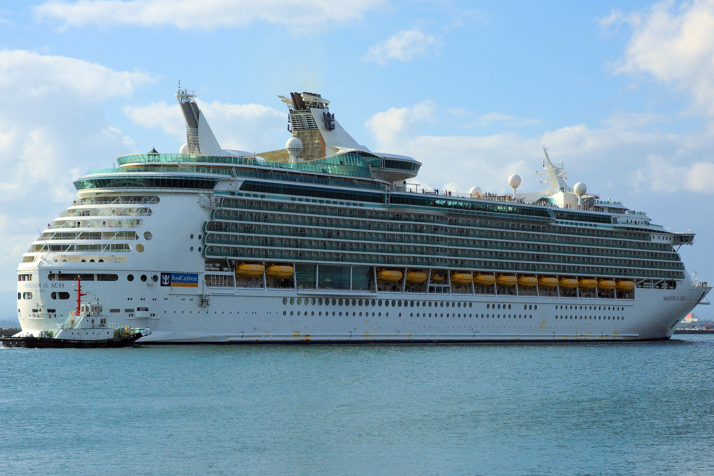 Ein großes weißes Kreuzfahrtschiff mit dem Namen 