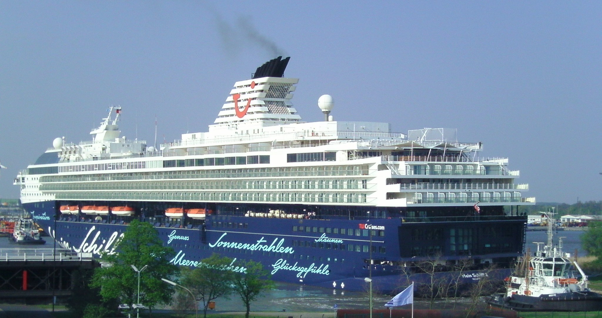 Ein großes blaues Kreuzfahrtschiff mit dem Namen 