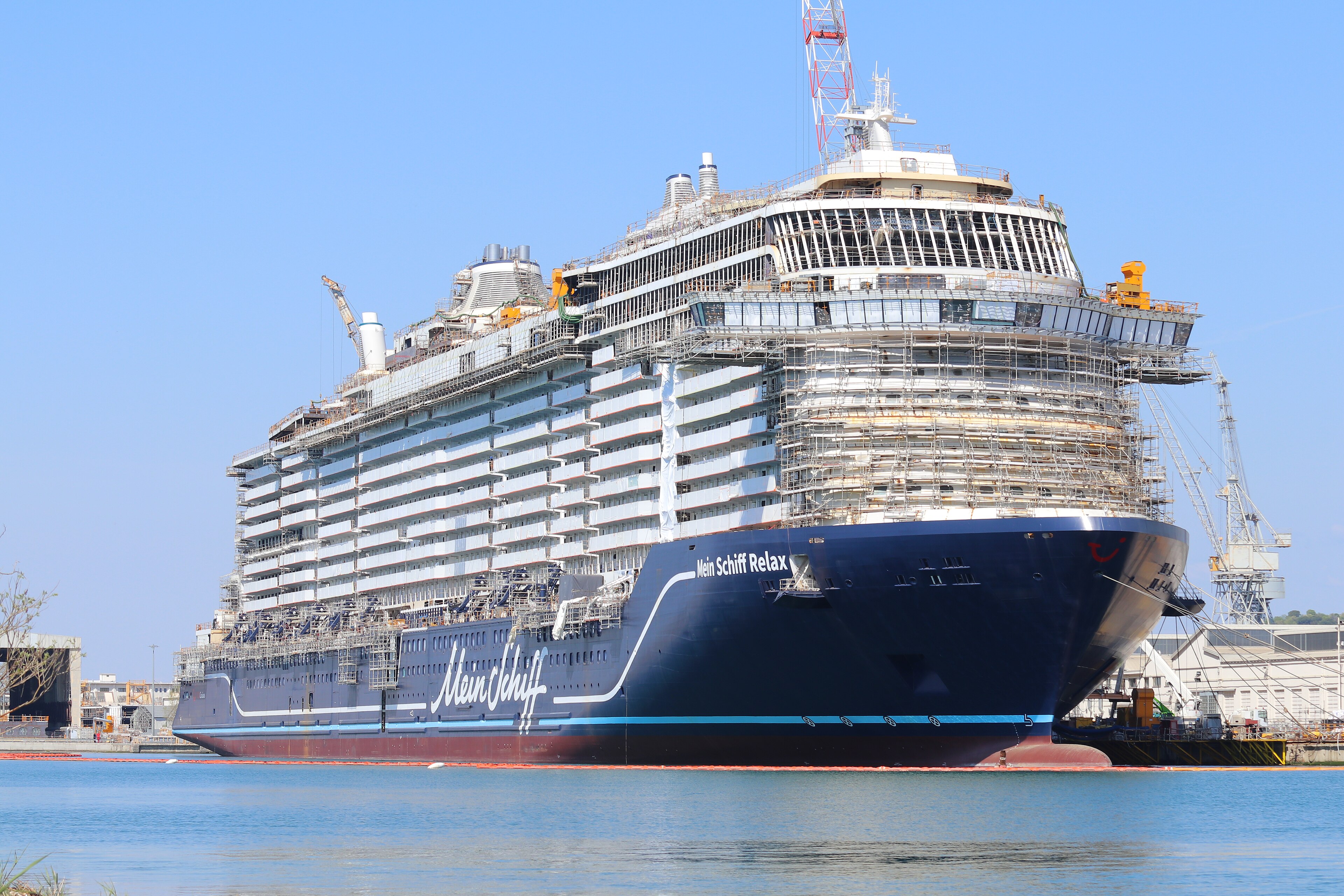 Ein großes Kreuzfahrtschiff mit dem Namen 