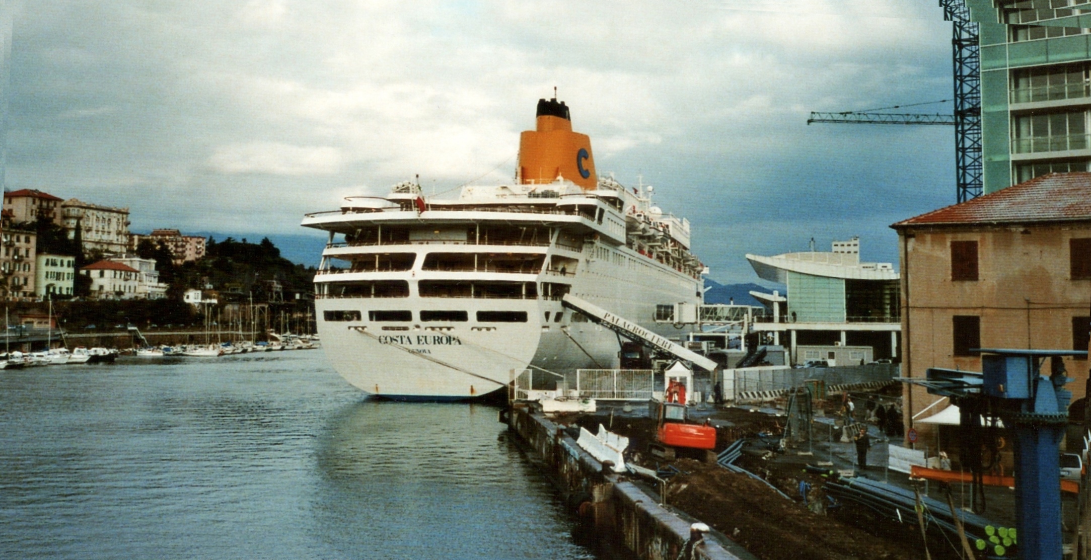 Ein großes weißes Kreuzfahrtschiff mit dem Namen 