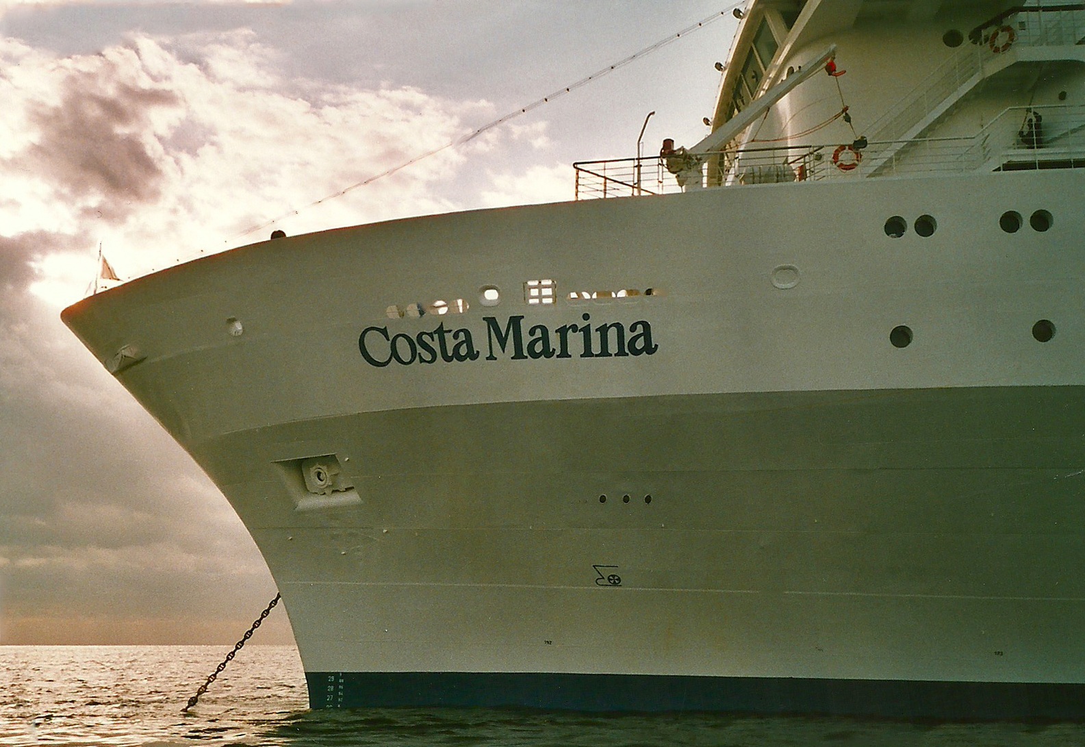 Das Kreuzfahrtschiff Costa Marina liegt im Wasser, die Kette des Ankers ist sichtbar.