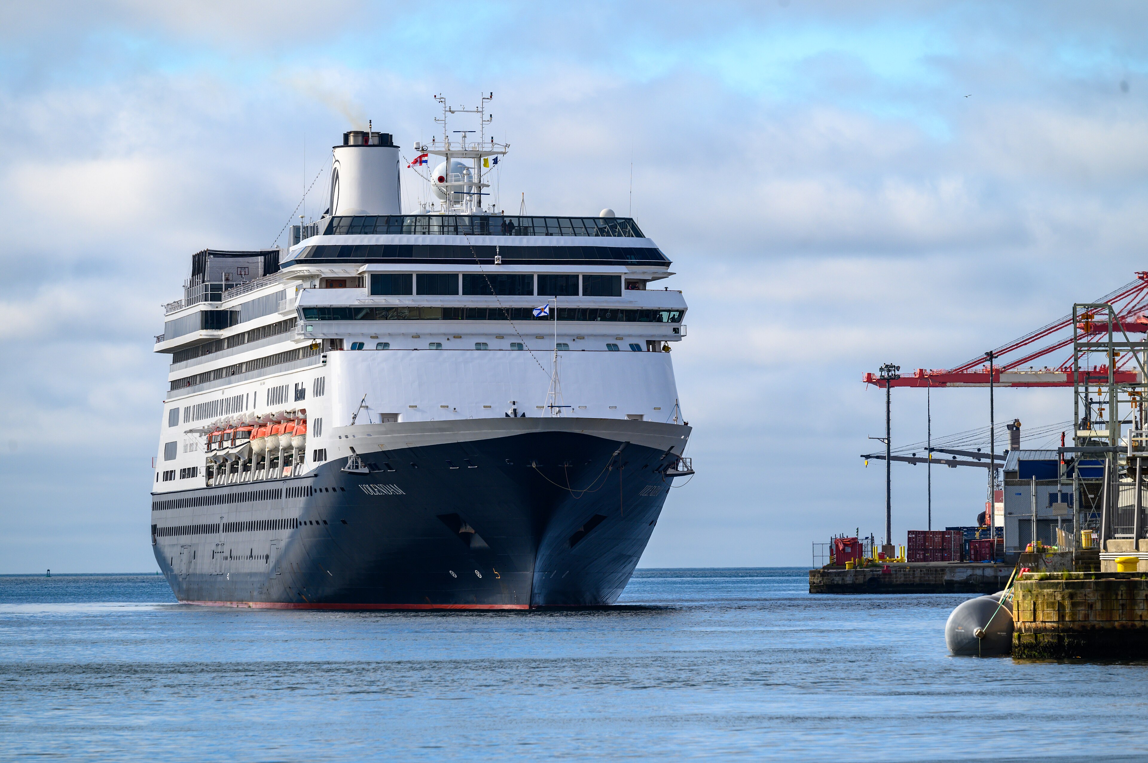Ein großes Kreuzfahrtschiff mit dem Namen 