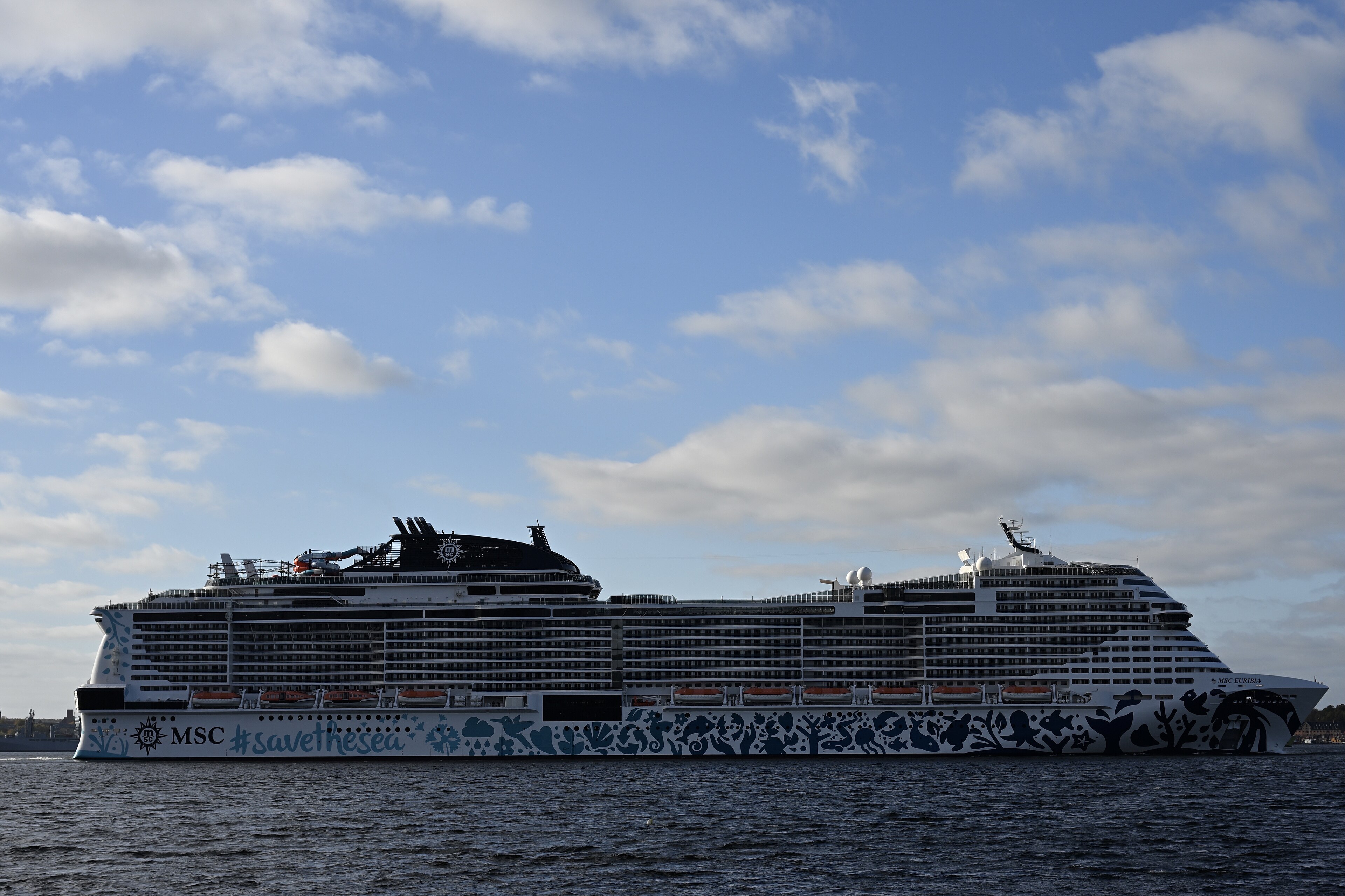 Ein großes Kreuzfahrtschiff mit dem Schriftzug 