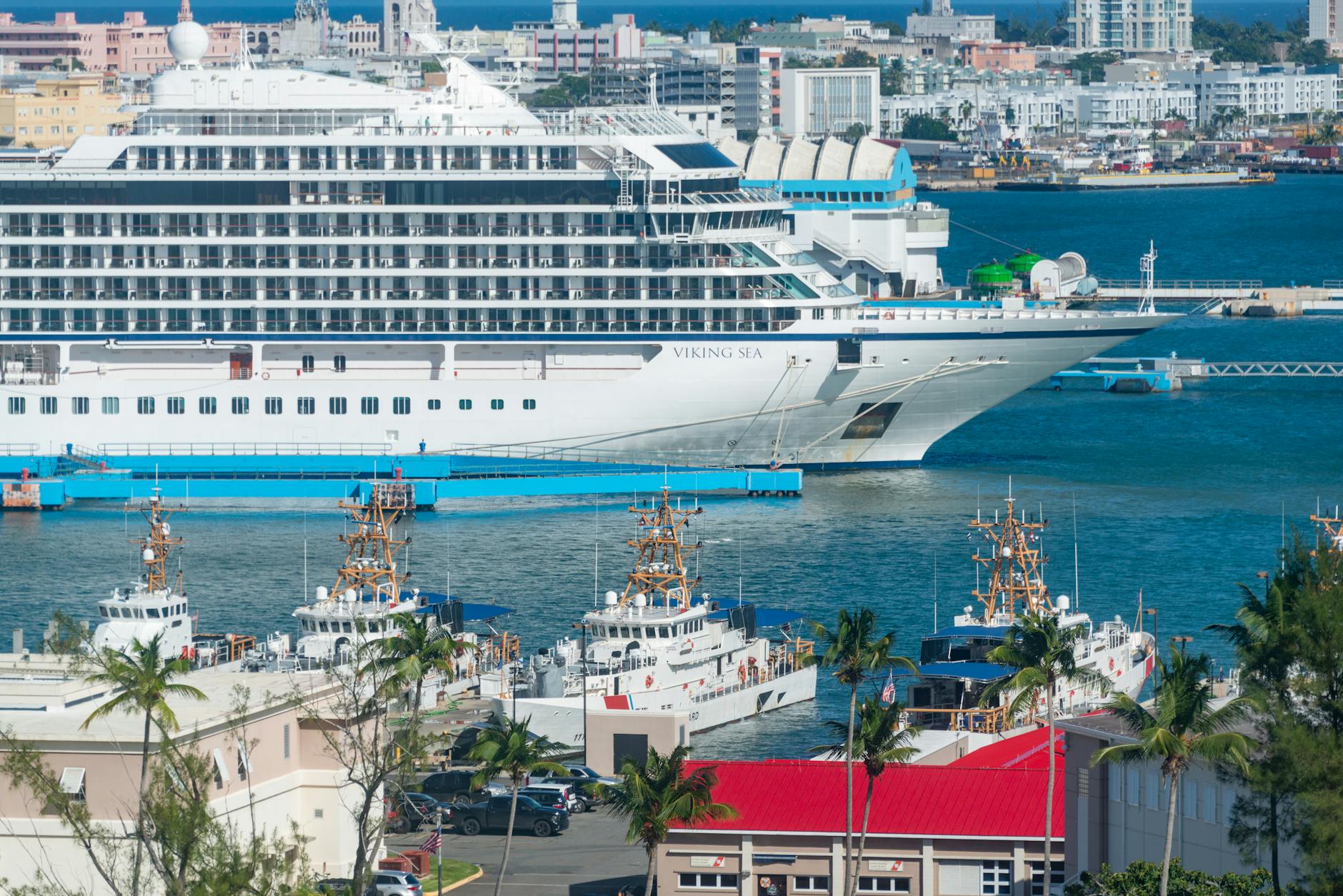 Ein großes weißes Kreuzfahrtschiff mit dem Namen 