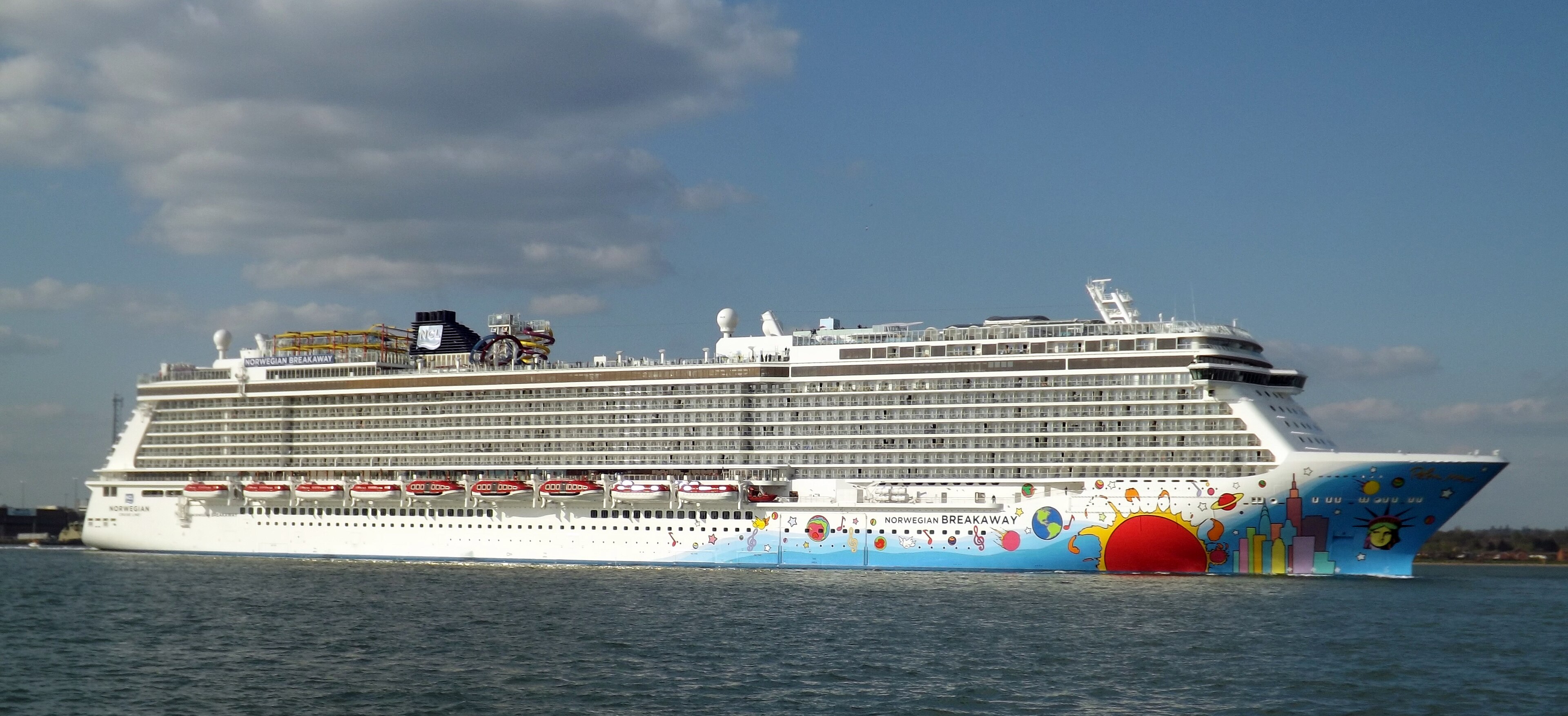 Ein großes Kreuzfahrtschiff mit dem Namen 