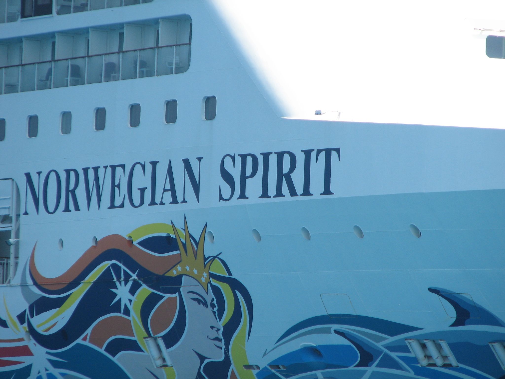 Die Seite eines Kreuzfahrtschiffes mit dem Schriftzug 