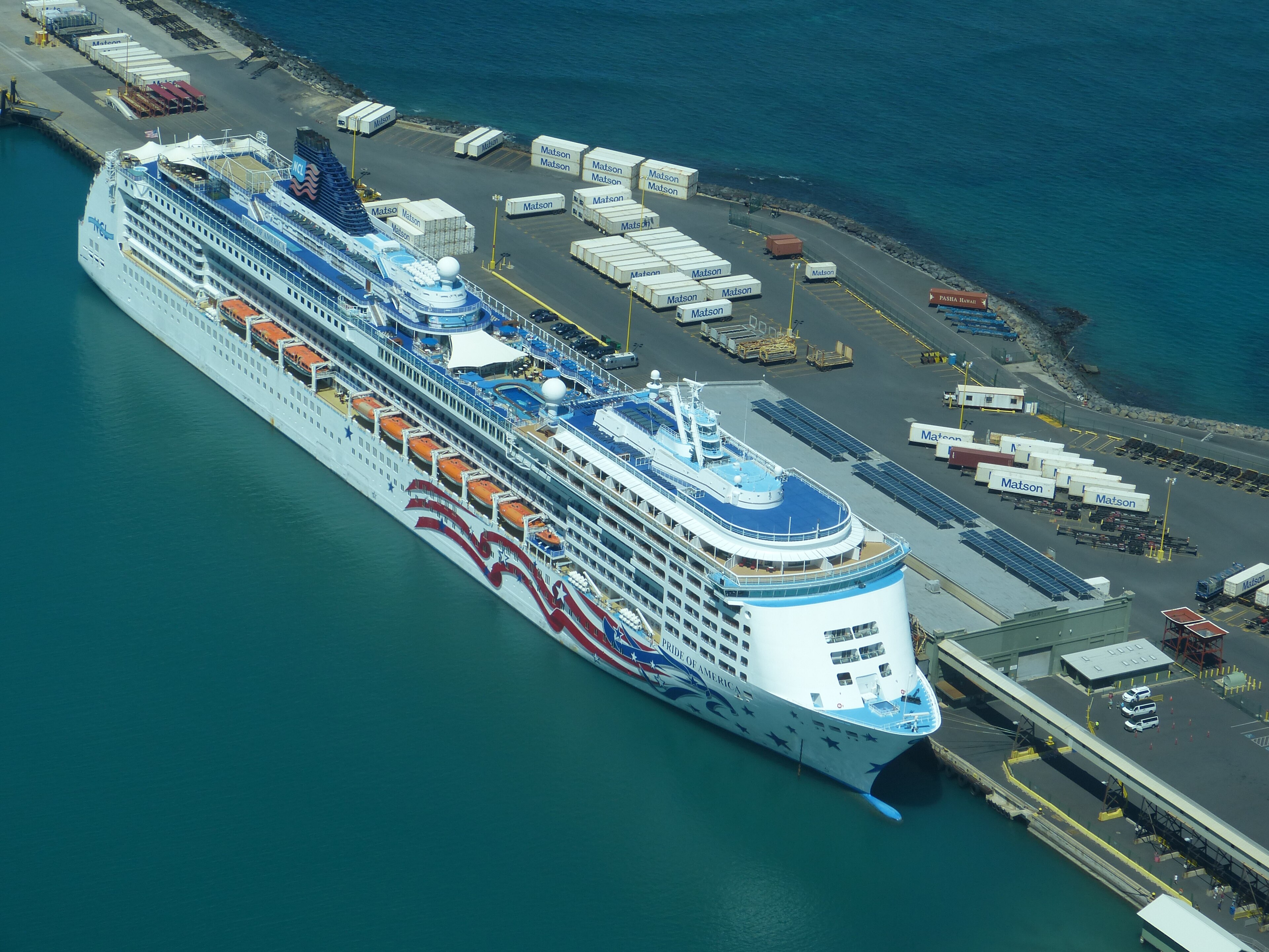 Ein großes Kreuzfahrtschiff mit dem Namen 