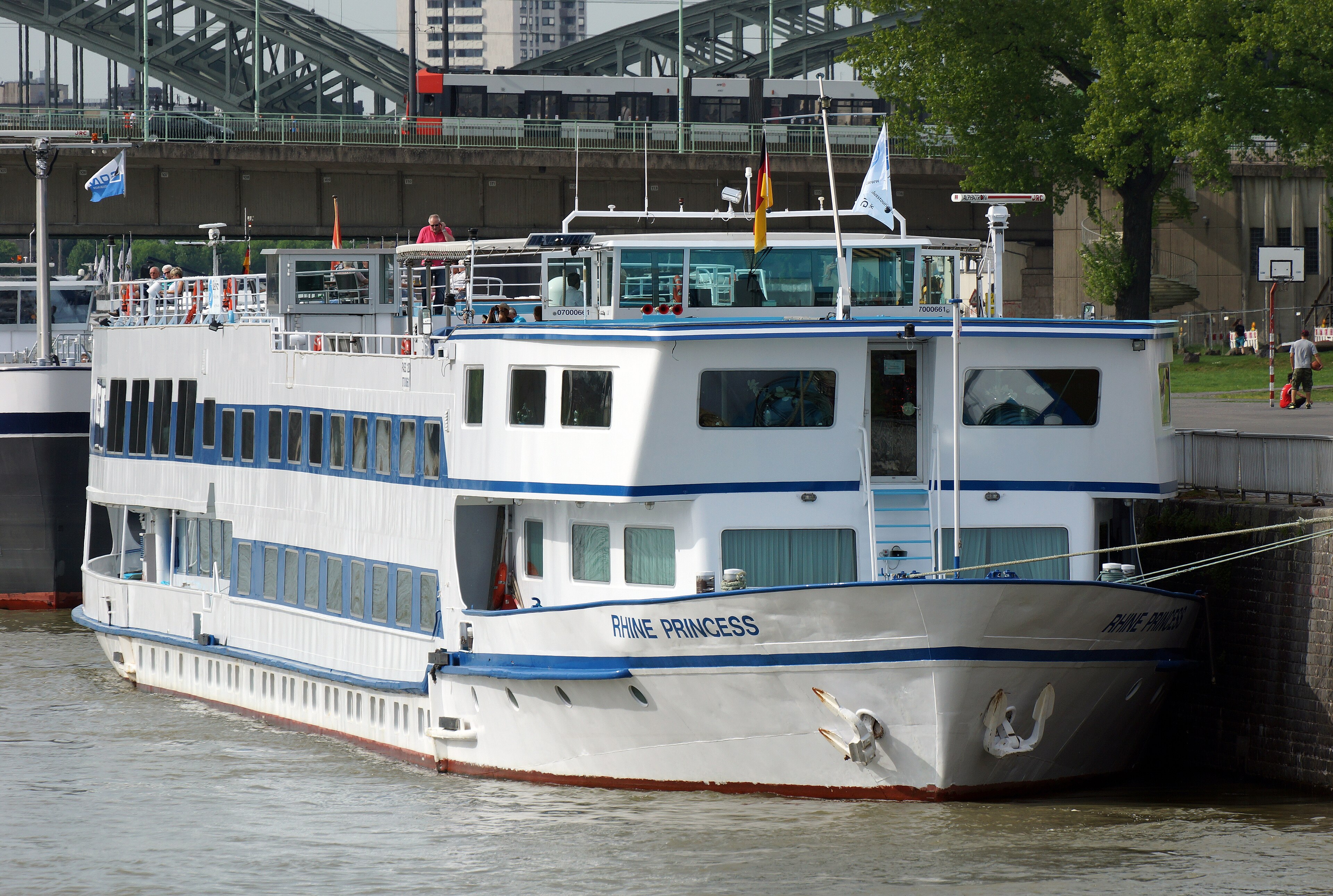 Ein weisses Passagierschiff mit dem Namen 