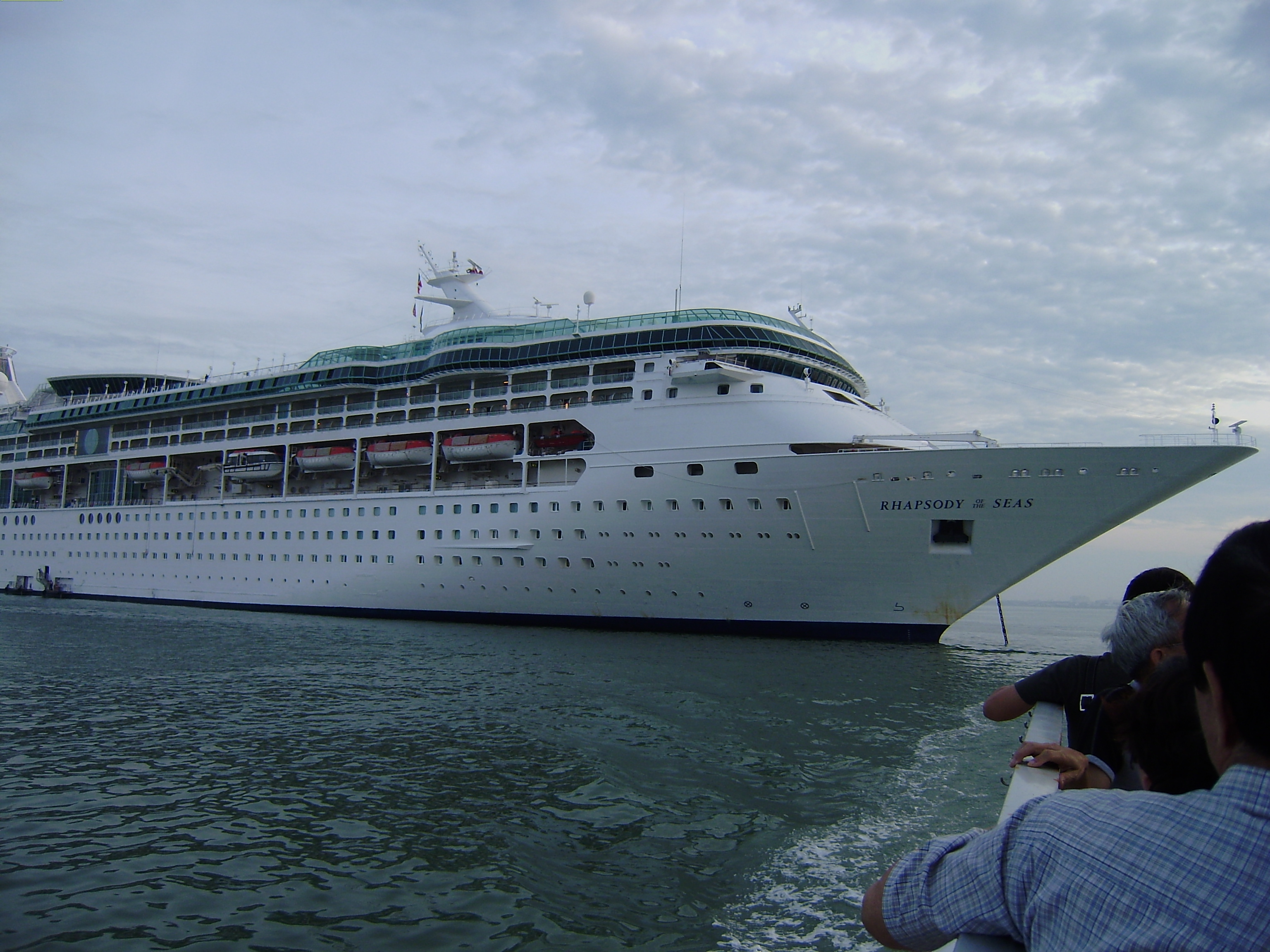 Ein großes weißes Kreuzfahrtschiff mit dem Namen 