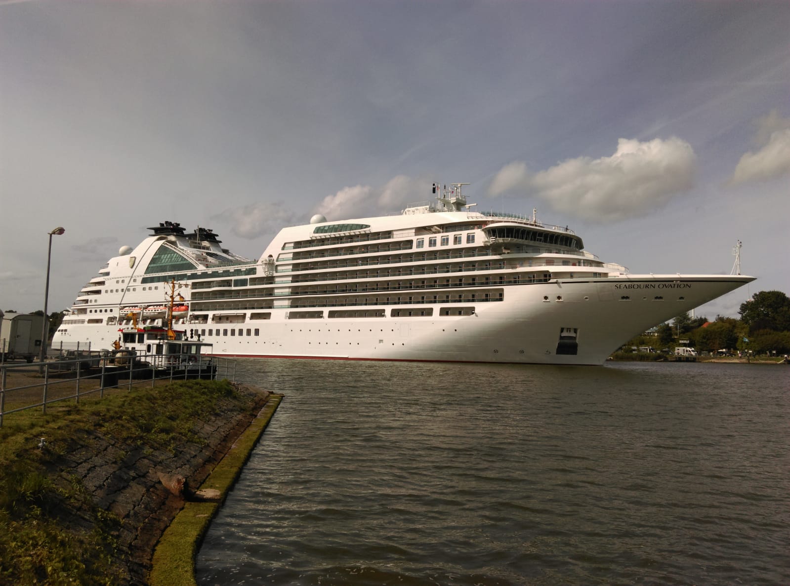 Ein großes weißes Kreuzfahrtschiff mit dem Namen 