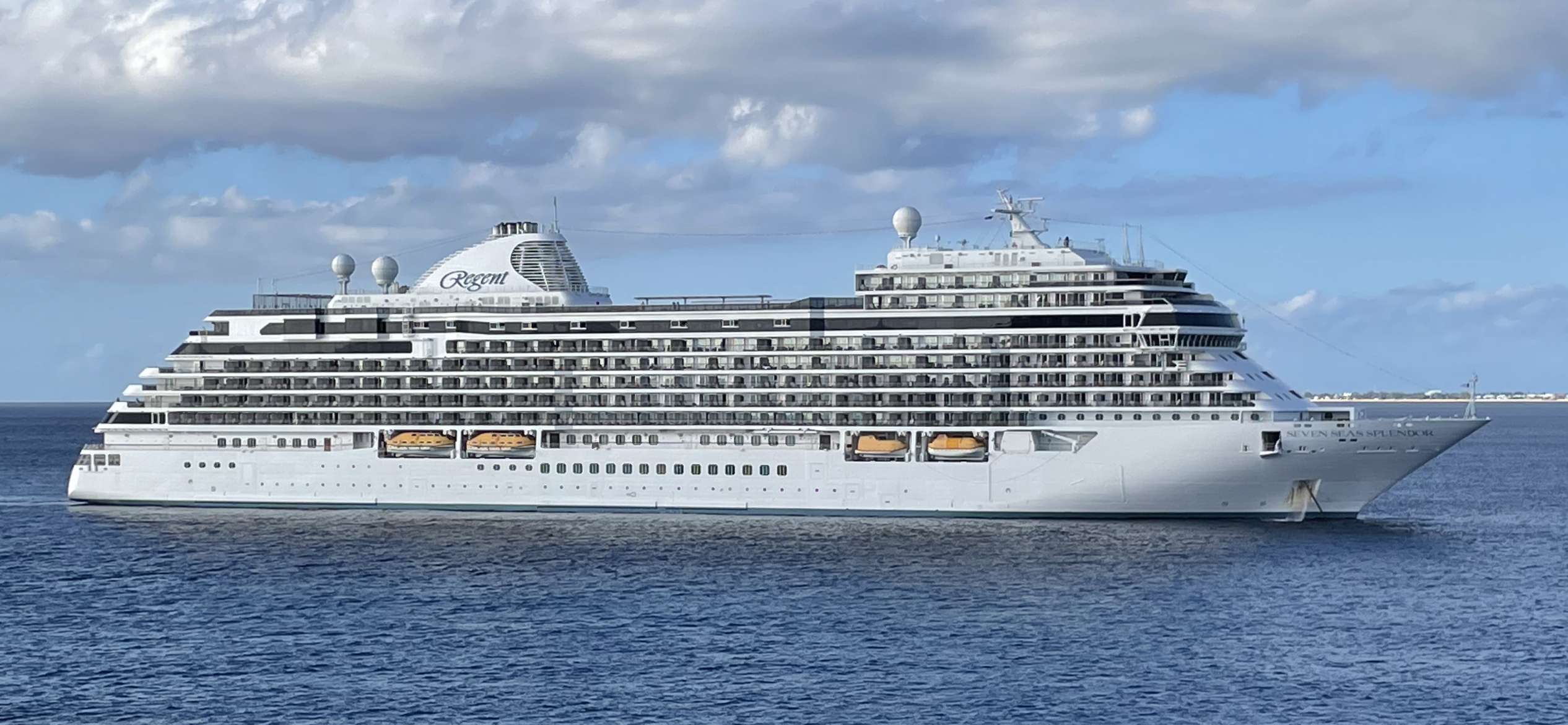 Ein großes weißes Kreuzfahrtschiff mit dem Namen 