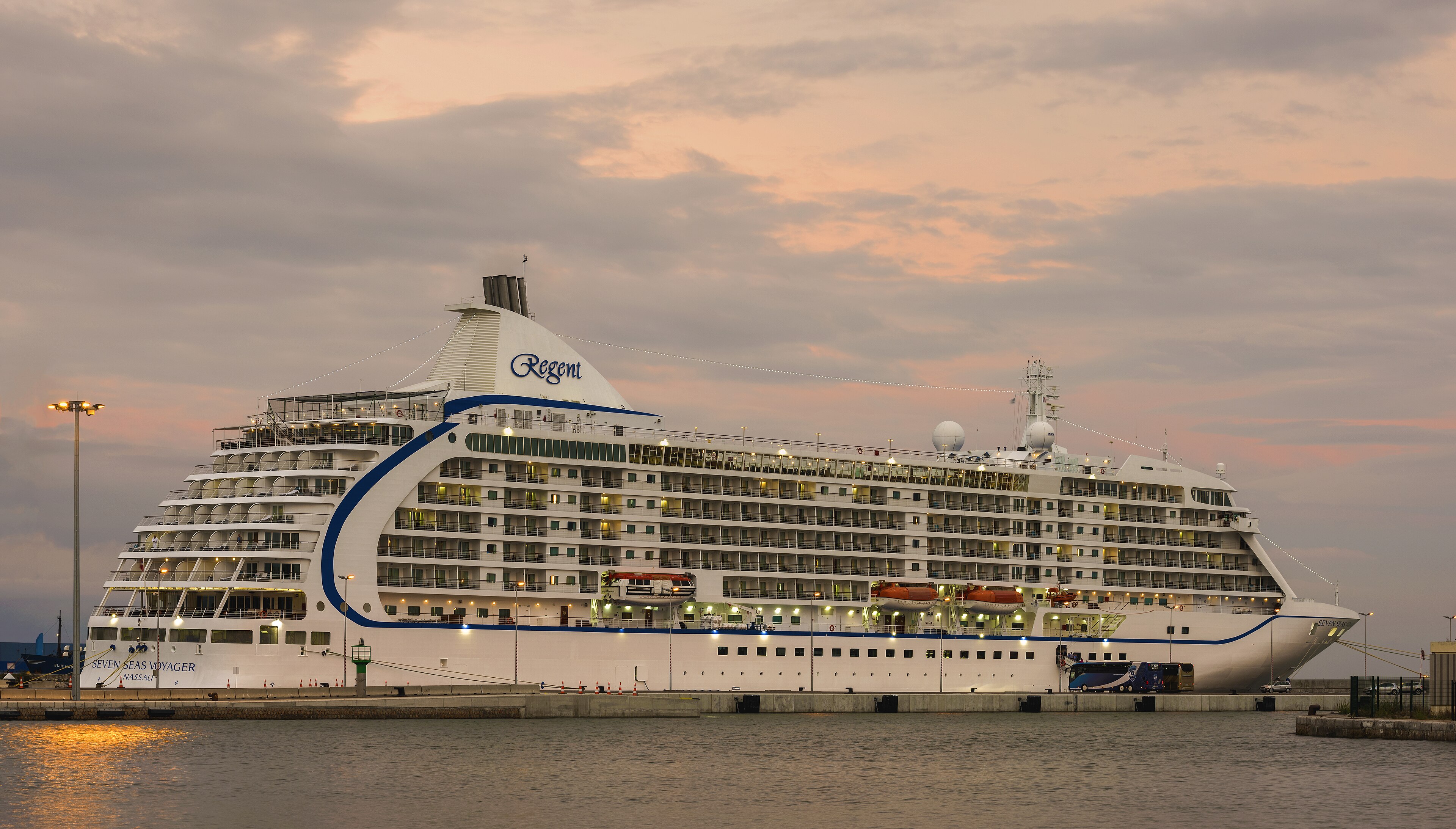 Ein grosses weisses Kreuzfahrtschiff mit dem Namen 