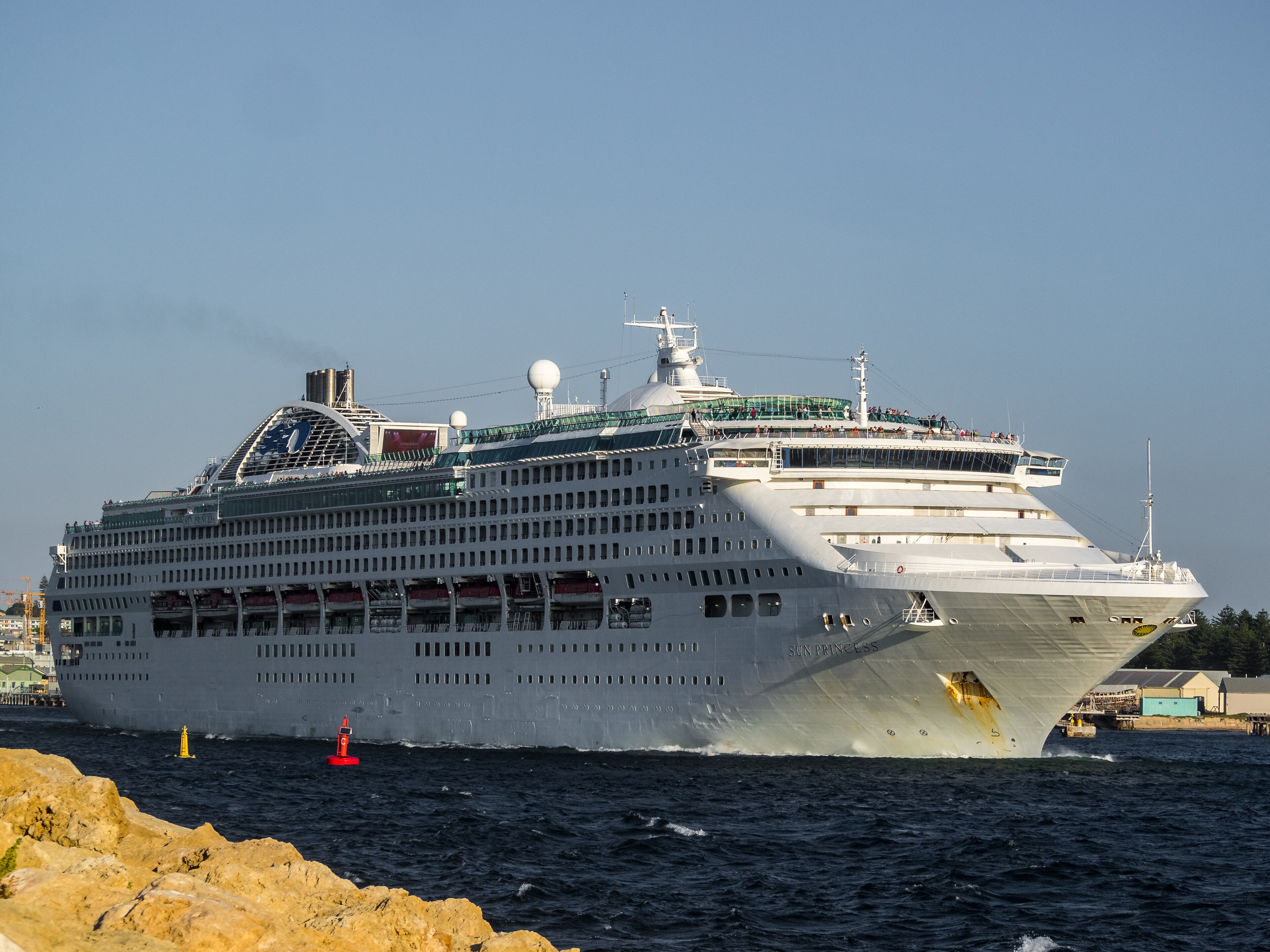 Ein großes weißes Kreuzfahrtschiff namens 