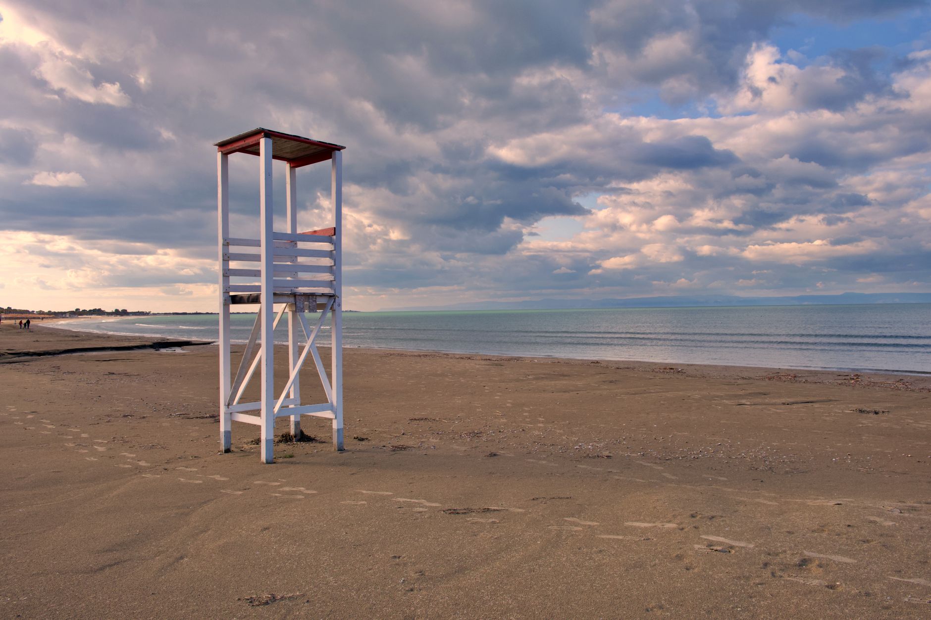 Apulien - Idyllic view of Barletta beach featuring a solitary lifeguard tower under cloudy