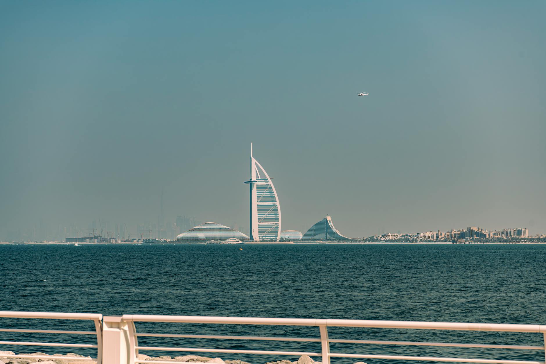 Arabische Emirate - A majestic view of Burj Al Arab with the ocean in the foreground from Dubai's co