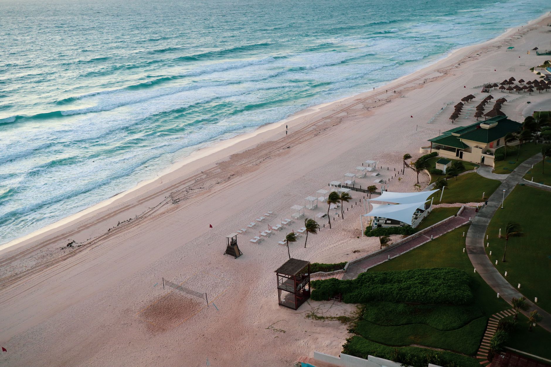 Cancun, Mexiko - Serene aerial view of Cancun's beautiful beachfront with turquoise waters and sa