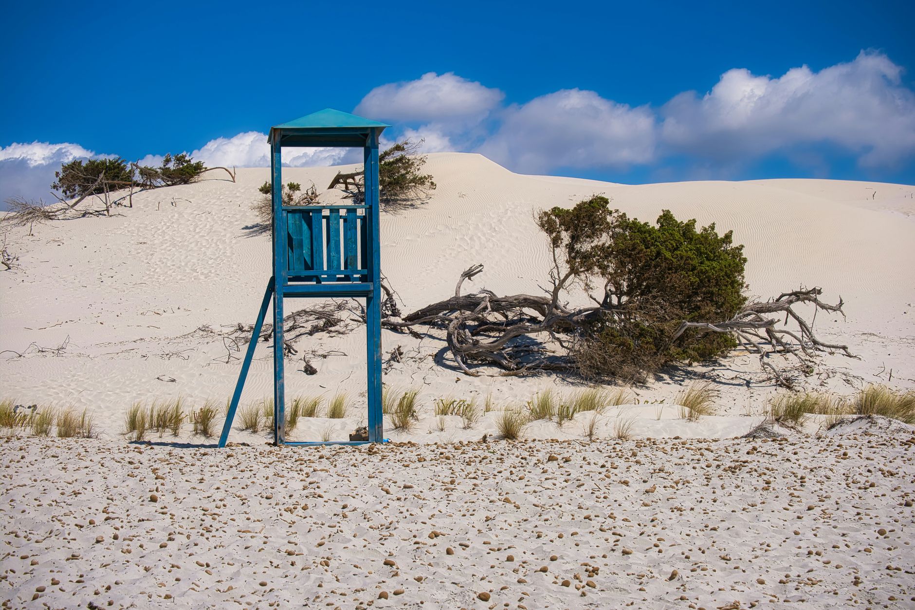 Djerba, Tunesien - A striking view of white sand dunes with a blue lifeguard tower against a bright