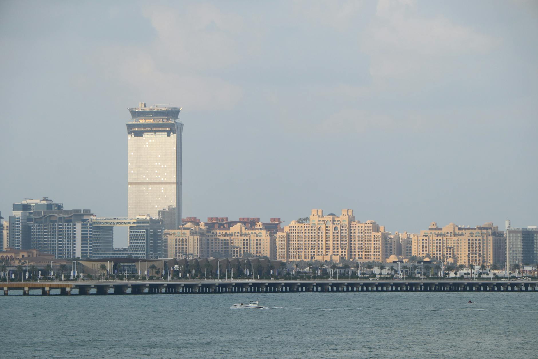 Dubai - Explore the iconic skyline of Dubai Marina with luxurious apartments overlooking