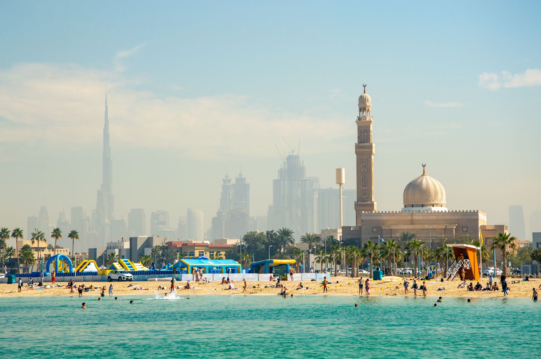 Dubai, Vereinigte Arabische Emirate - A vibrant beach scene with Dubai's iconic skyline, featuring Burj Khalifa and Al
