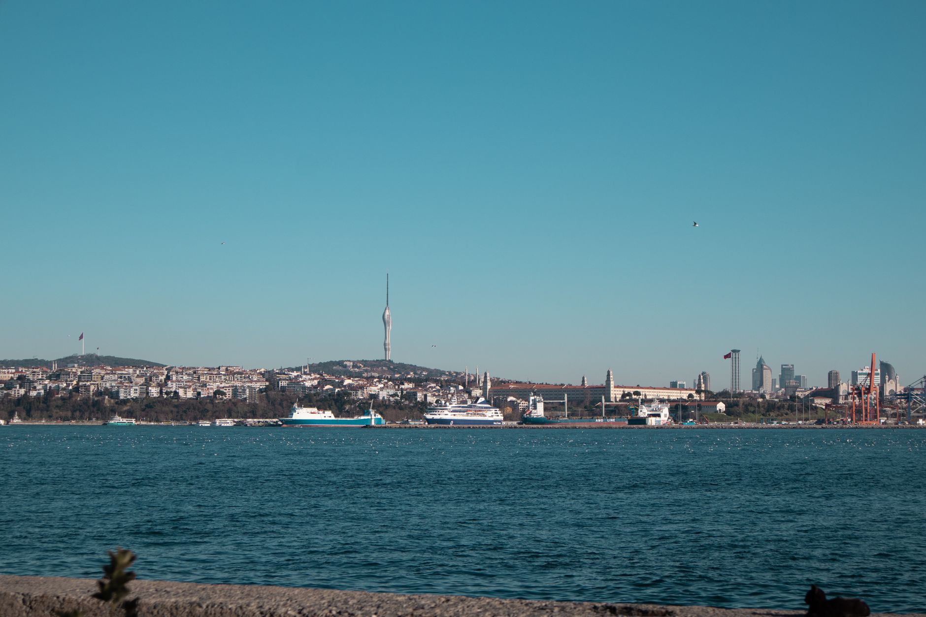 Istanbul, Türkei - A stunning daytime view of İstanbul's Bosphorus and skyline, featuring the Çamlı