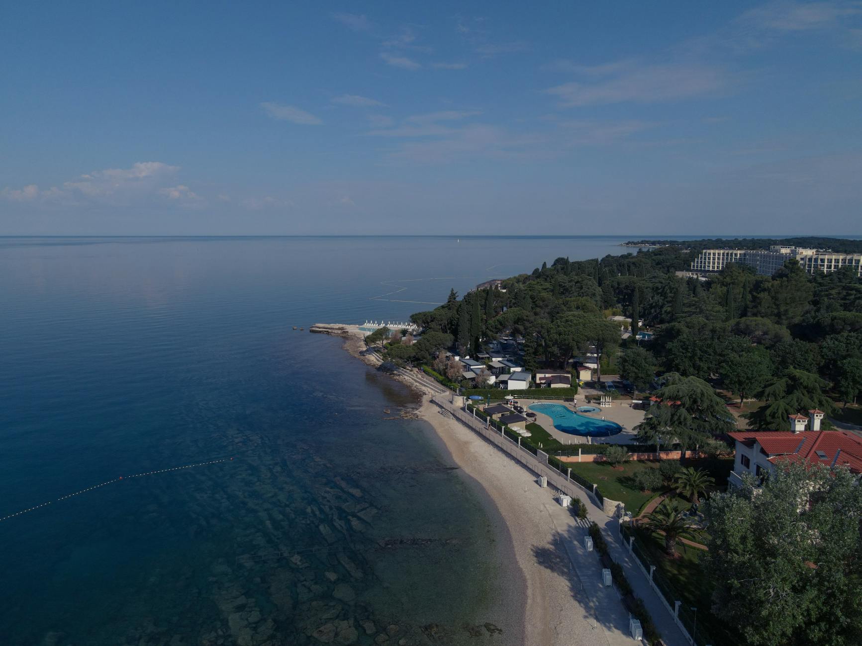 Istrien, Kroatien - Luftaufnahme einer Hotelanlage mit Pool und Strand am Meer.