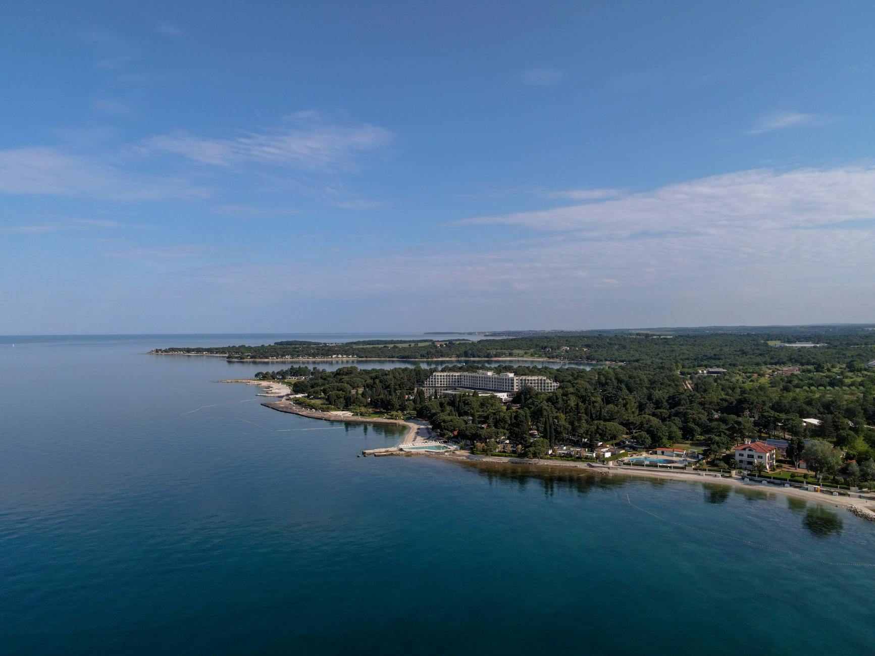 Istrien, Kroatien - Eine Luftaufnahme einer Hotelanlage an der Kueste mit Blick auf das Meer und einen Pool.