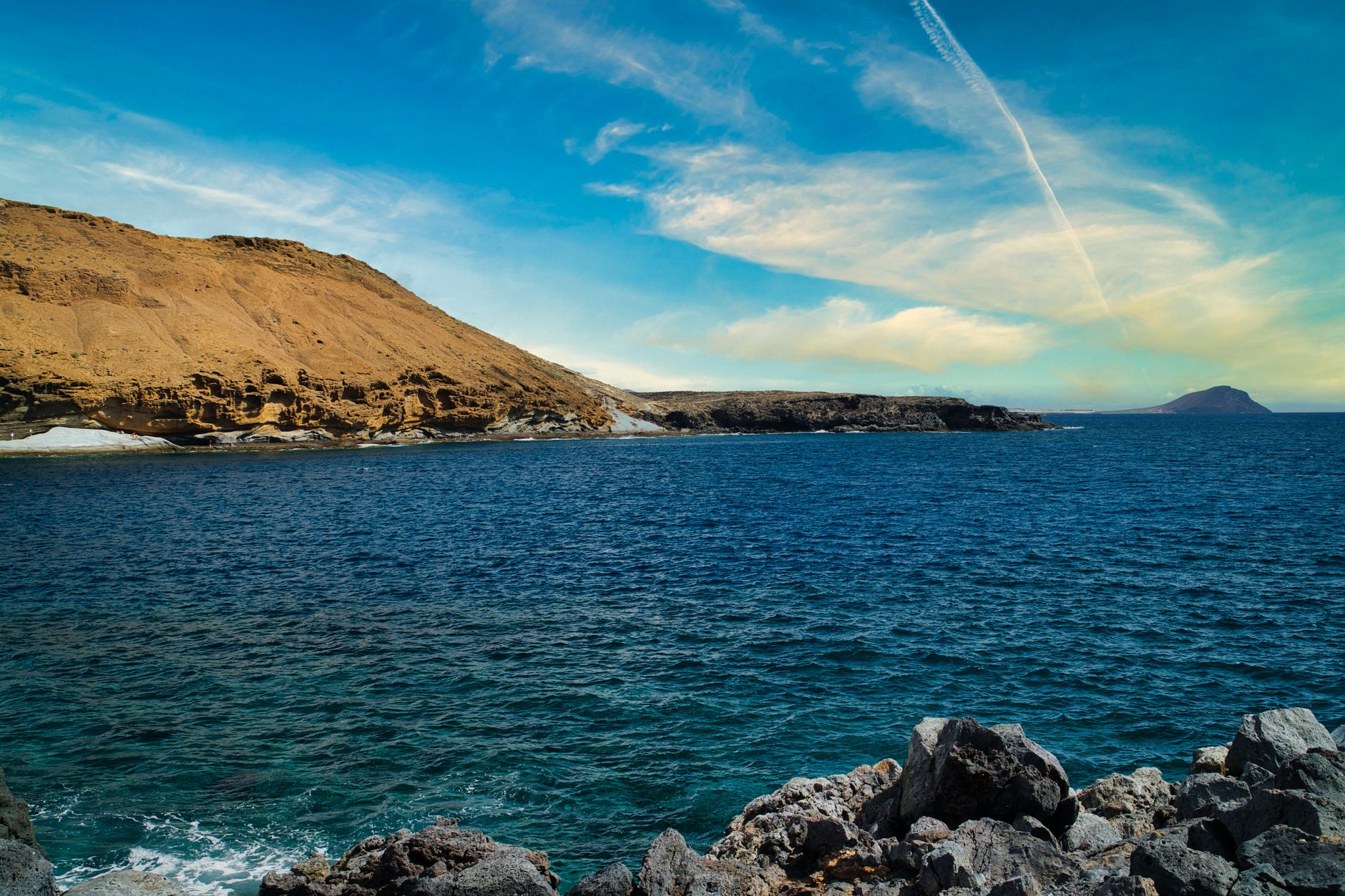 Kanaren, Spanien - Breathtaking coastal landscape of Santa Cruz de Tenerife with vivid blue ocean a