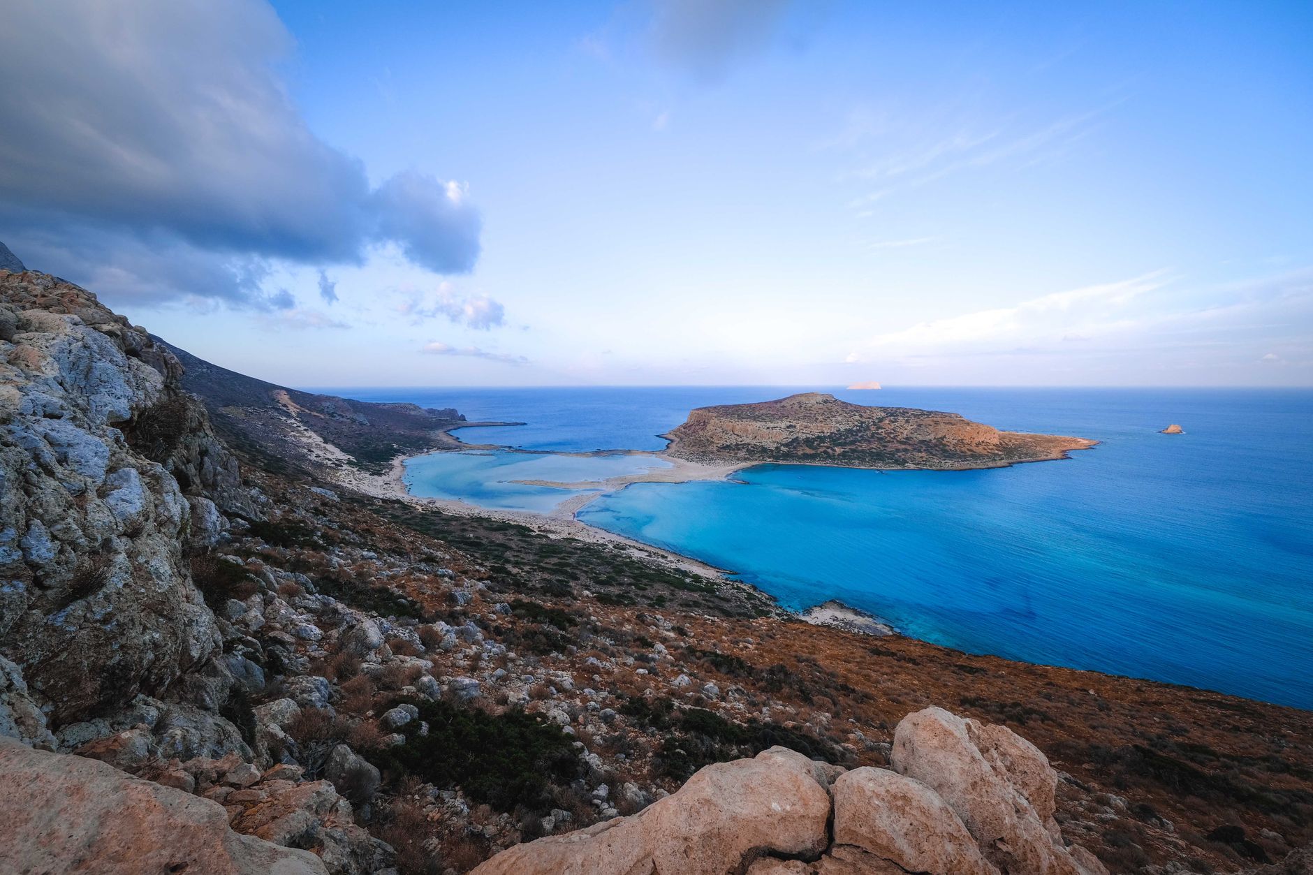 Kreta - Panoramic view of a serene coastal landscape with turquoise waters and rocky sho