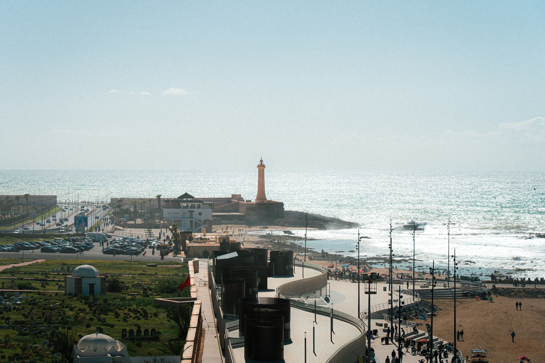Marokko - A stunning aerial view of Casablanca's lighthouse and coastline with the Atlanti