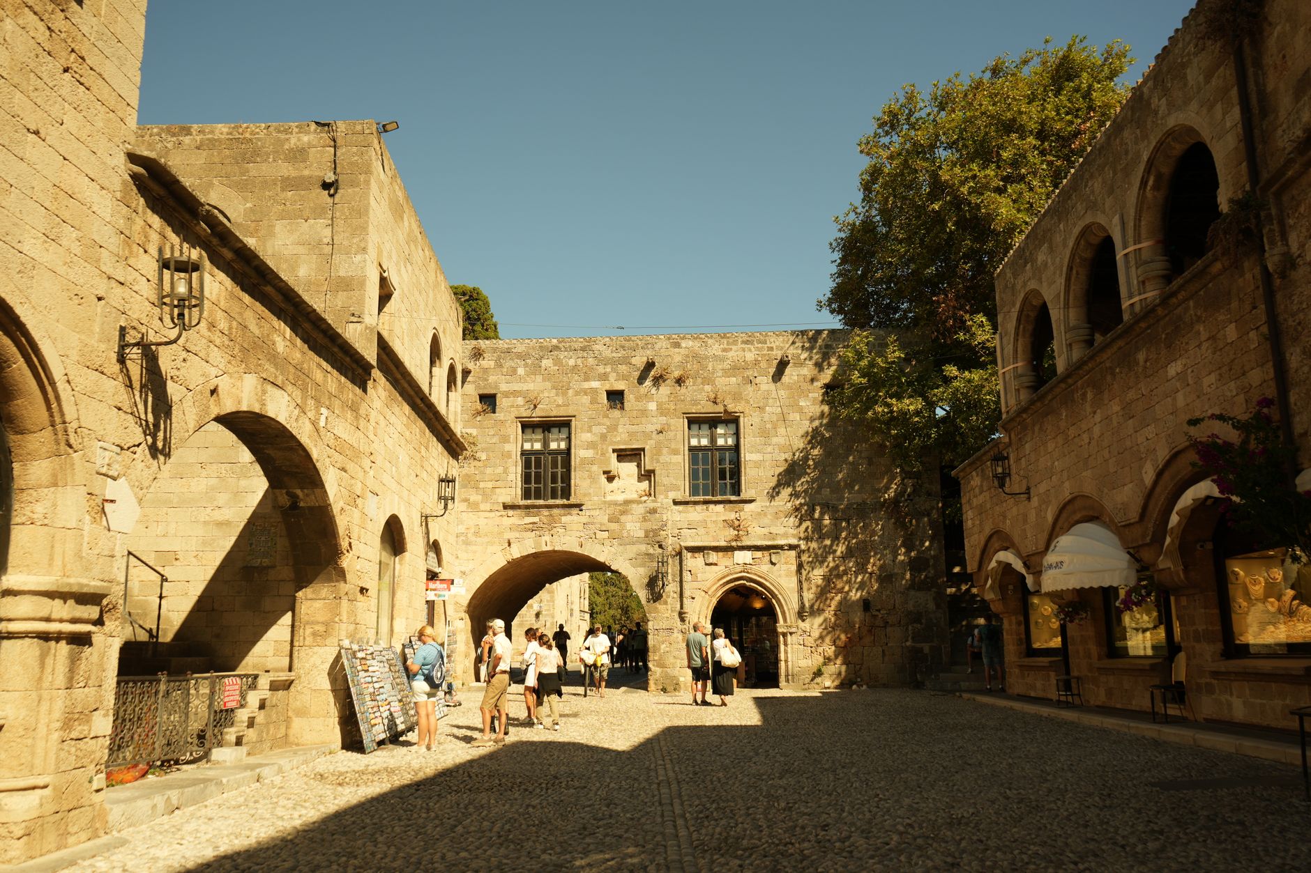 Rhodos, Griechenland - A warm summer day in Rhodes Old Town showing medieval stone buildings.