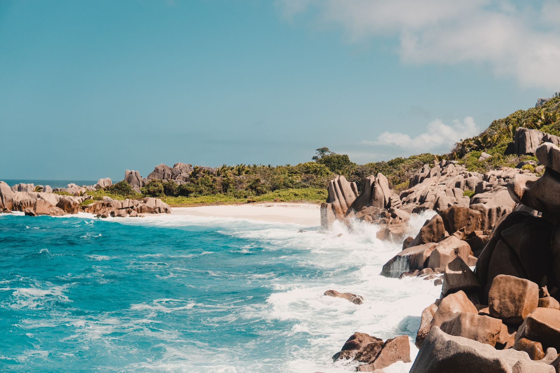 Seychellen - Explore the breathtaking seascape of Seychelles with crashing waves and distinct