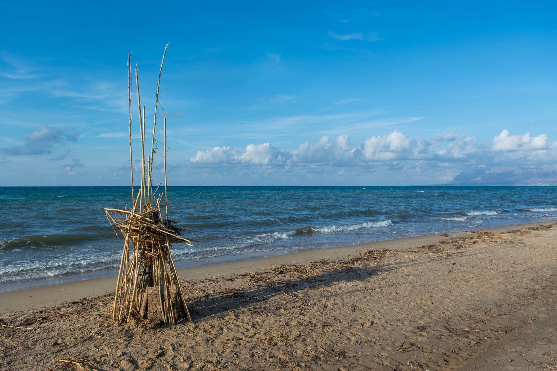 Sizilien, Italien - Explore a tranquil beach in Alcamo Marina, Sicily, with a striking driftwood arr