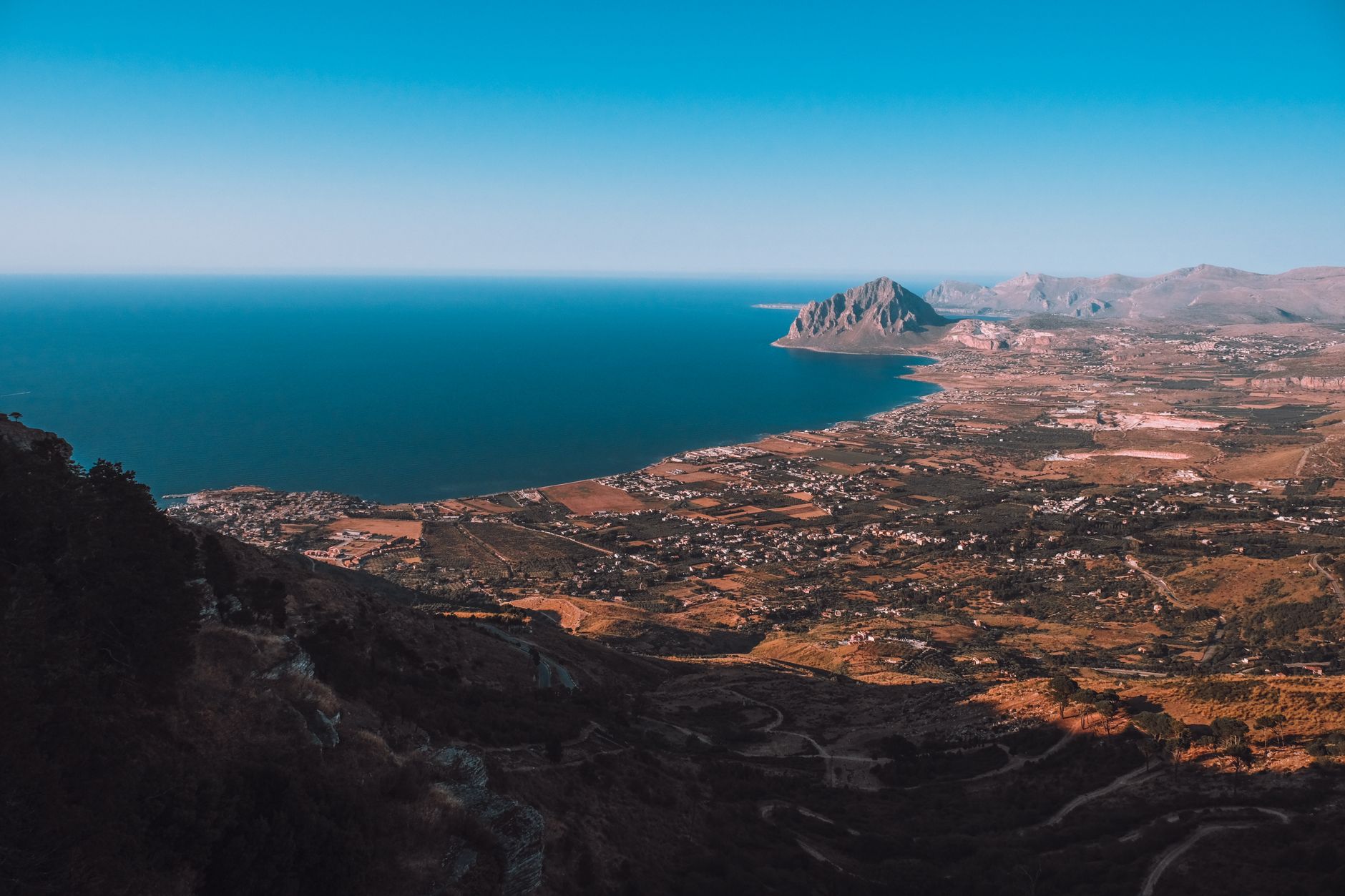 Sizilien, Italien - A breathtaking aerial view of San Vito Lo Capo, Sicily, showcasing the stunning 