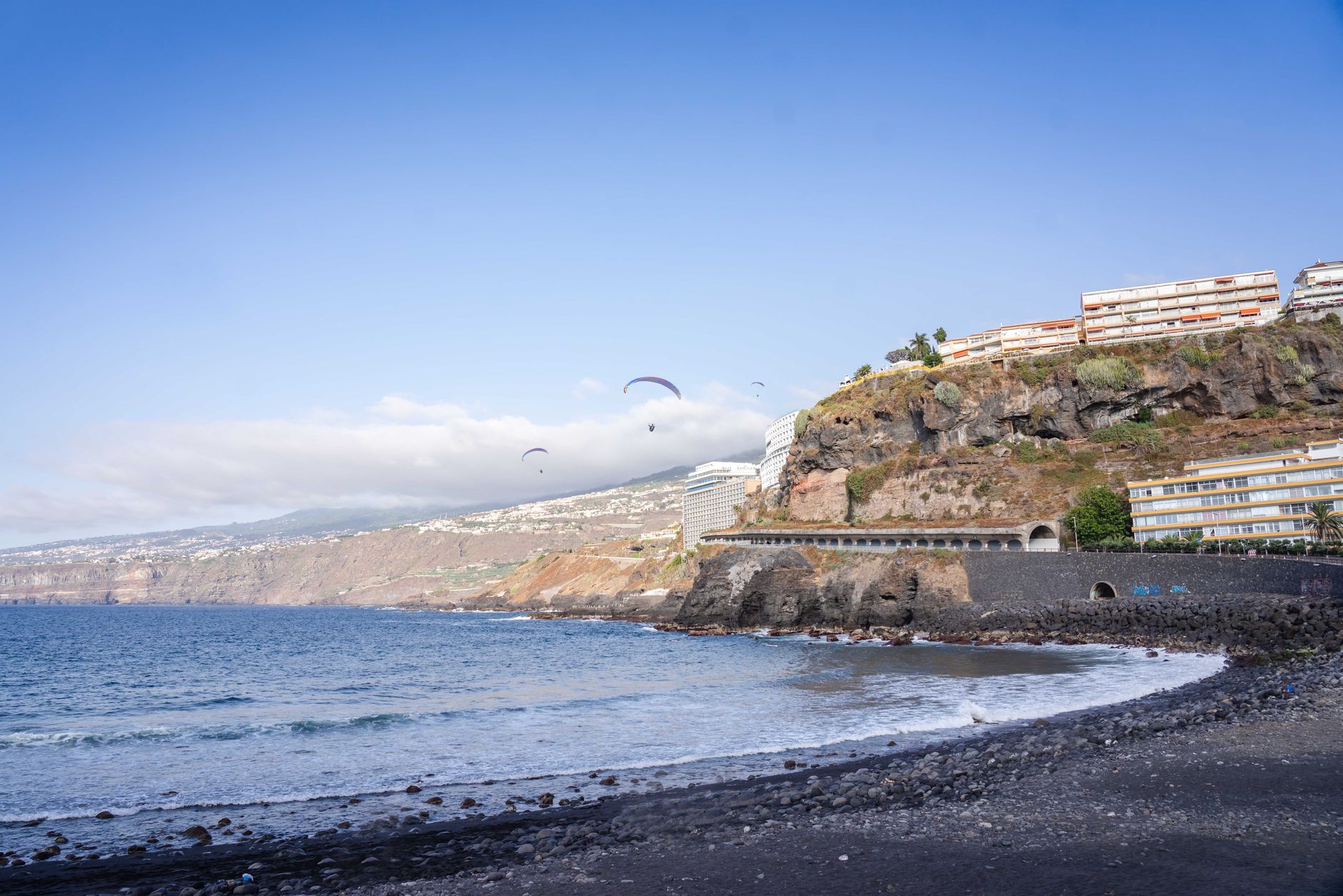 Teneriffa - A captivating view of the coastline in Puerto de la Cruz, Spain, with buildings 